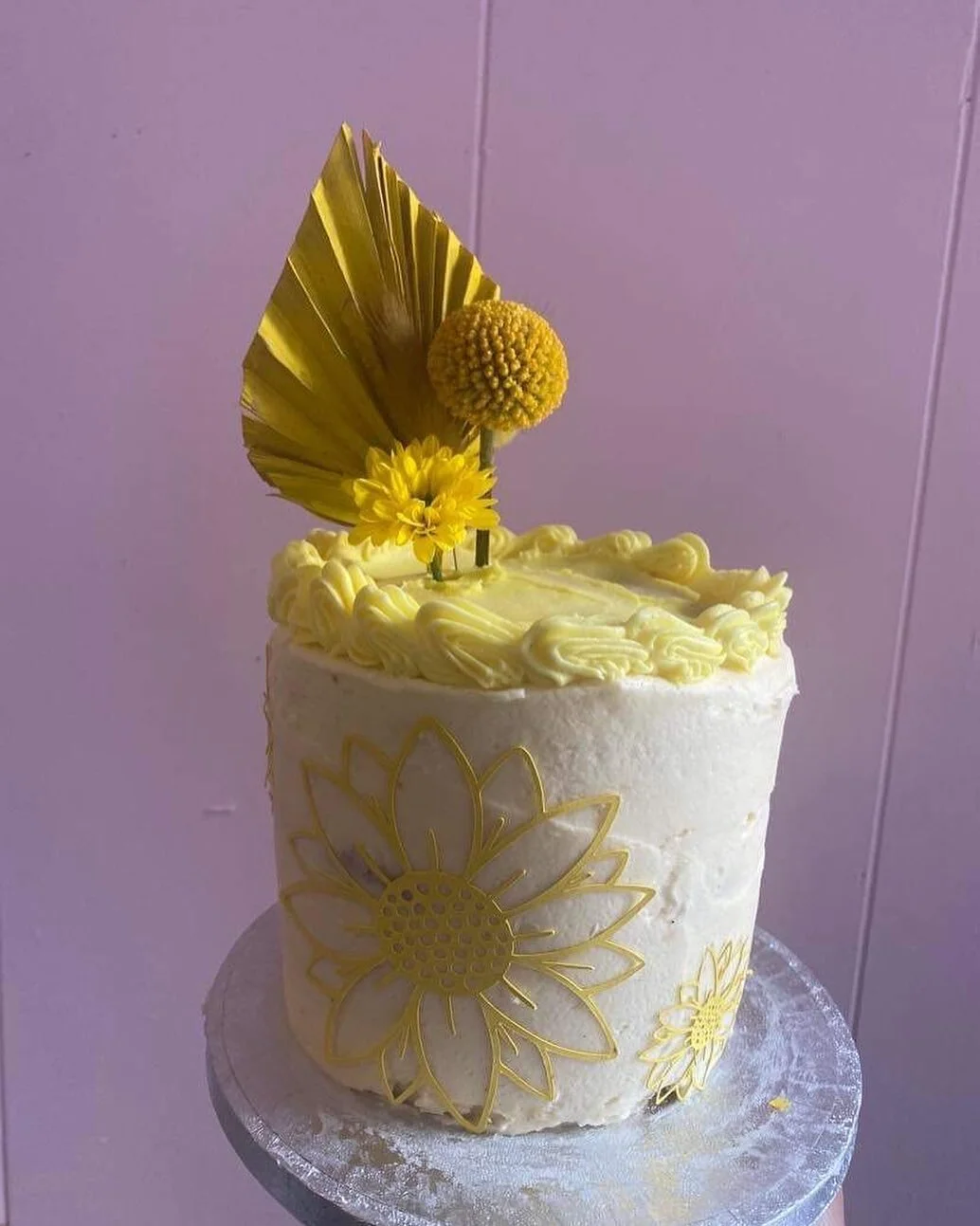 Yesterday&rsquo;s mini cake. Loved doing this mini 2 Layer Victoria sponge. We&rsquo;re still taking on orders for all custom cakes as well as brownie and cookie boxes- send me a message or pop into the shop to enquire. We&rsquo;re located on Stanley