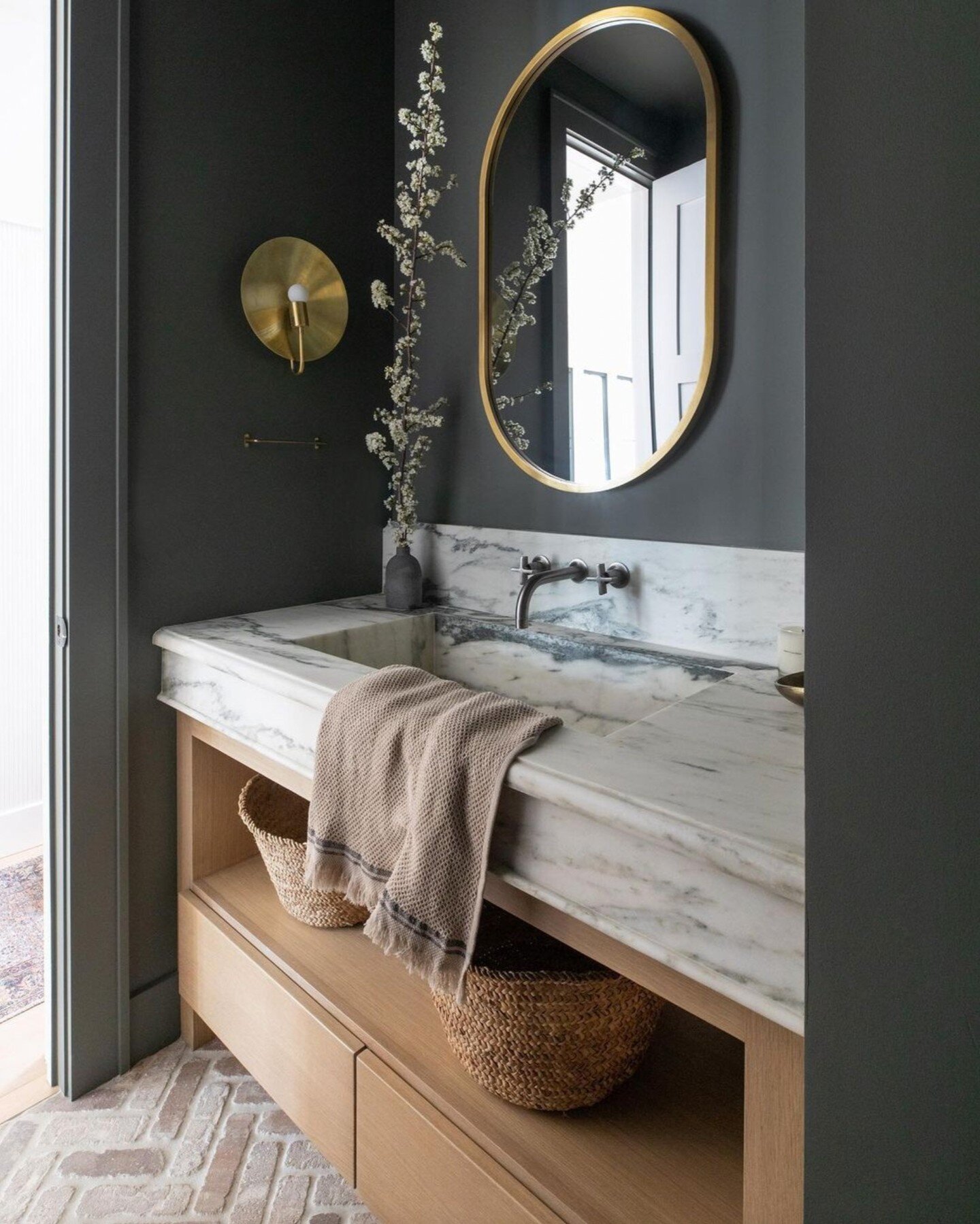 Happy Friday!! 
We're loving every detail of this moody powder room designed by @eyeforpretty