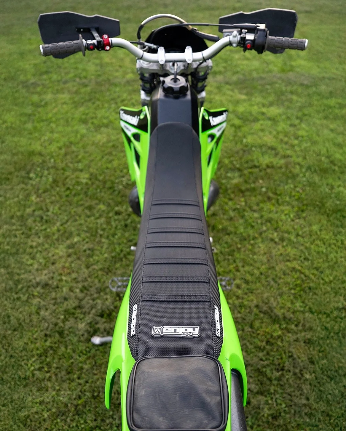 Fresh @enjoymfg for the KDX build💚

Use code: ADVTAN to save 20% | Super grippy, supreme quality. They make seat covers for every bike imaginable. 

#Kawasaki #KDX200 #ChooseEnjoy
