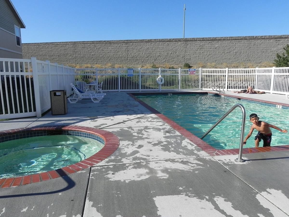 The-Village-at-Chapel-Hill-Pasco-WA-Great-West-Development-pool.jpg