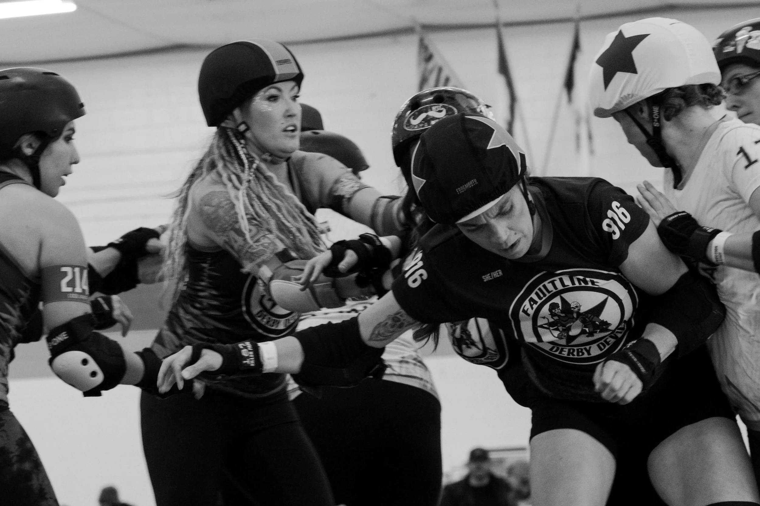 victoria-bc-event-photography-blocking-action-black-white.jpg
