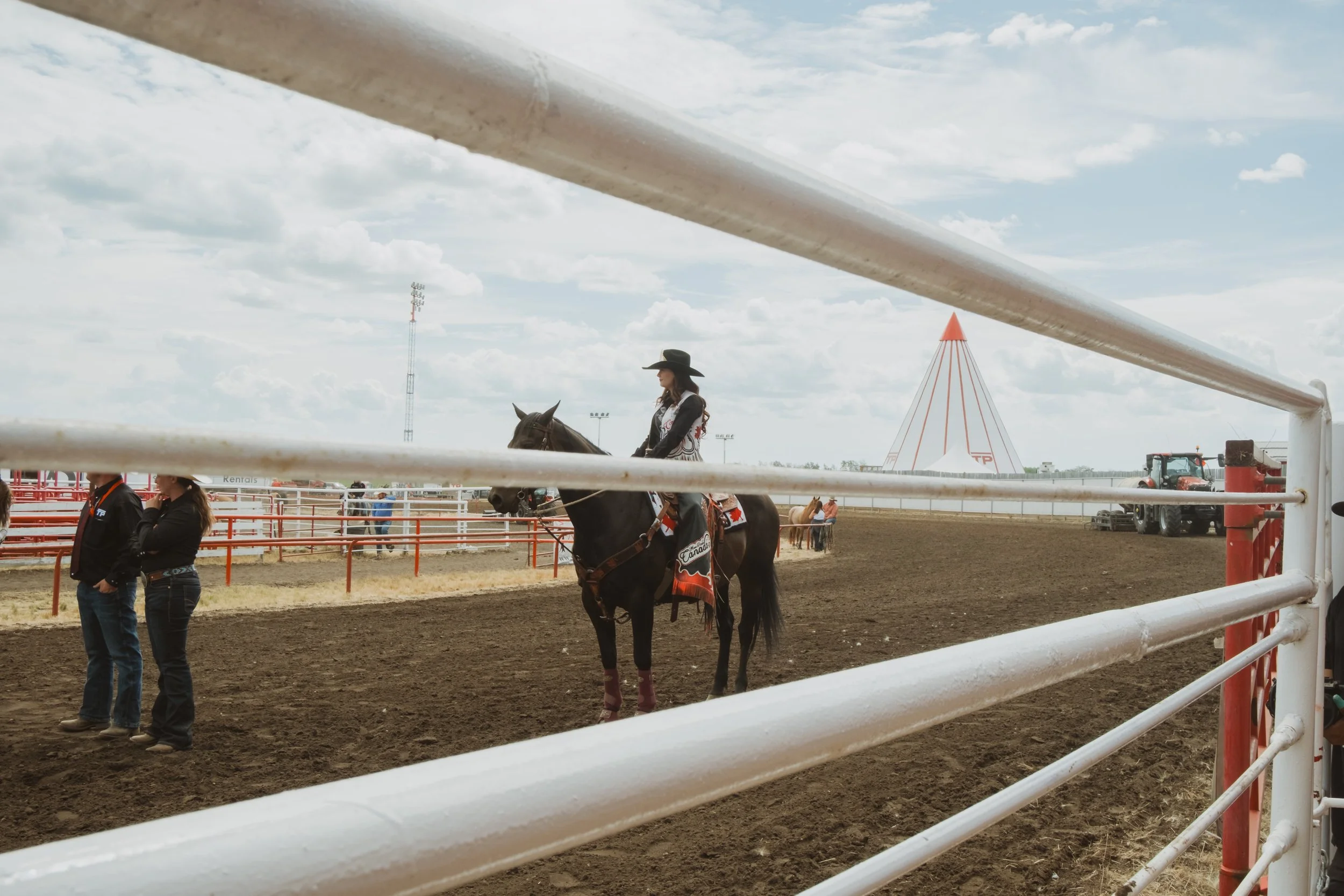 western-lifestyle-photography-woman-waiting-horseback.jpg