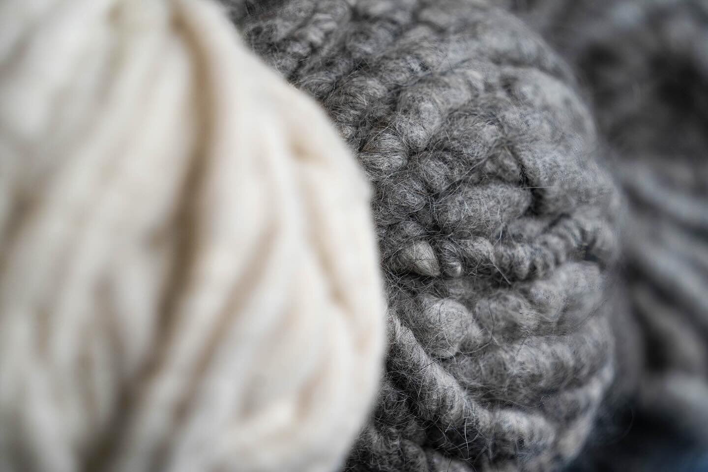 TEXTURE 🐑🧶🧵 Our recent shoot with @rustbeltfibershed was full of all the coziest and most luxurious locally produced textiles. Sarah and Jess, founders of this amazing organization, emphasized to us how important it was to capture the texture prod