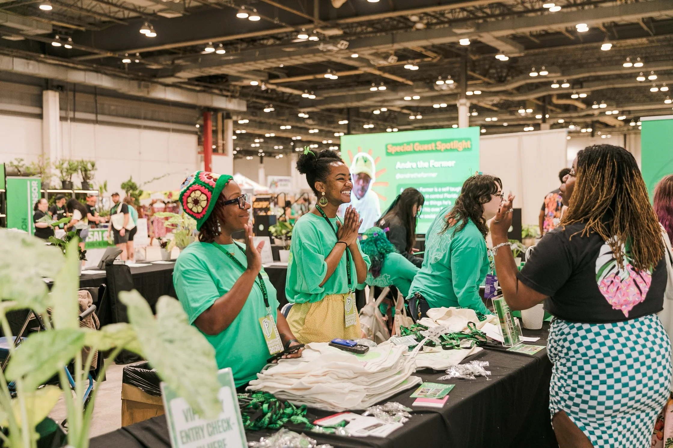 VOLUNTEER FOR PLANTCON 🔗 LINK IN BIO

🌱Get free admission to the biggest plant convention in the nation &amp; make long lasting friendships through volunteering!

🌱We love our volunteers at plantcon and @sofiasynthesis_ &amp; @_siierraaa_ put so m