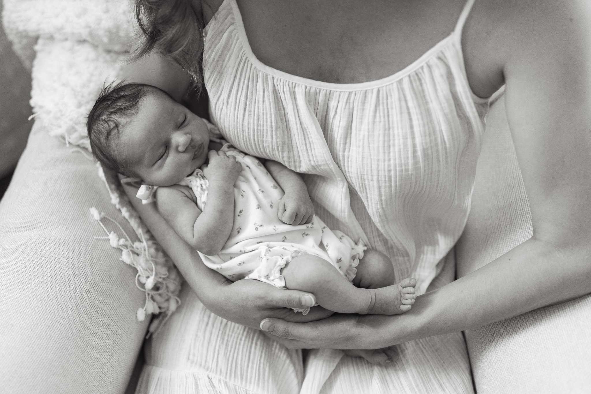 Lifestyle newborn photographer in Calgary