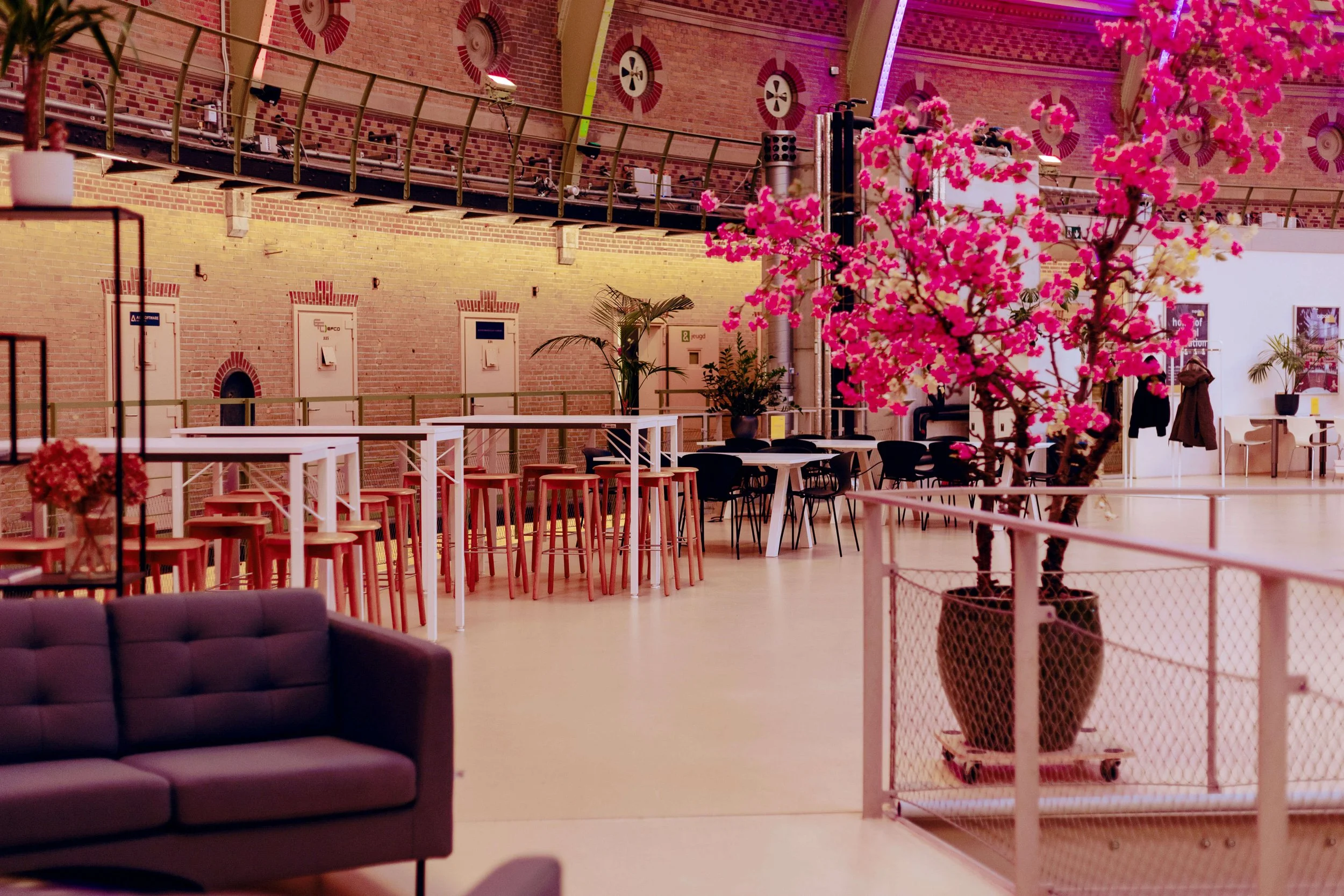Coworking-skydeck-vergaderen-statafel-koepel-haarle 2.jpg