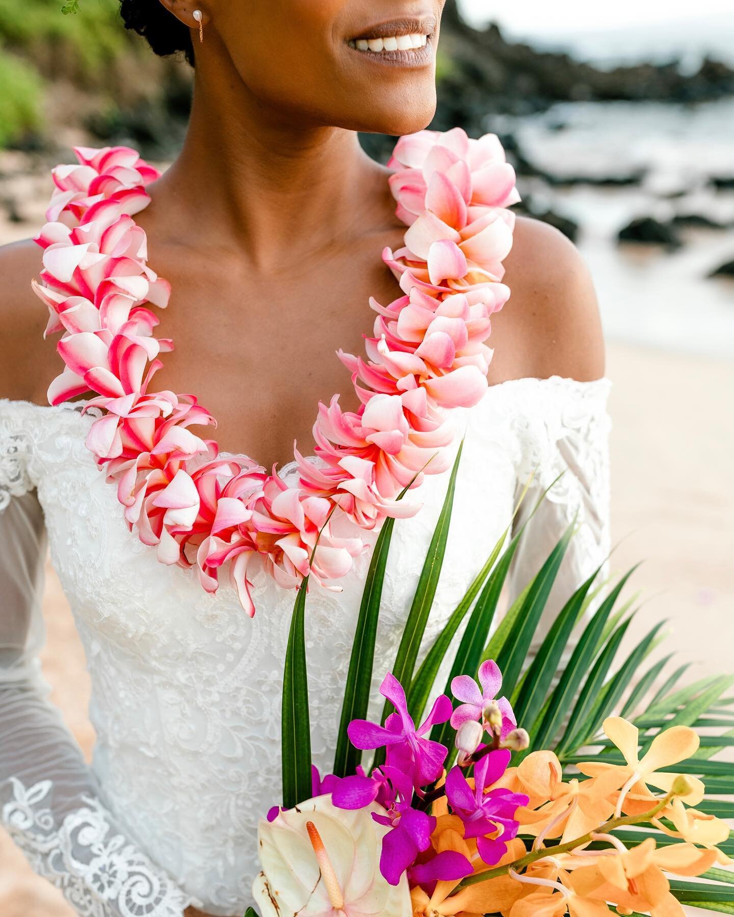 Today is orange 🧡 in @vanessahicksphotography #coloryourfeed challenge. I&rsquo;m sharing an image of a stunning bride, highlighting the beautiful orange orchids in her bouquet. I love the elegant simplicity of this bride&rsquo;s bouquet 😍

#mauibr