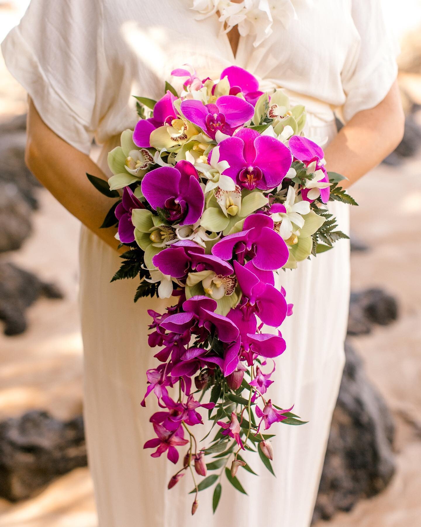 Isn&rsquo;t this orchid bouquet just stunning?! Today is 💜 in @vanessahicksphotography #coloryourfeed challenge. I immediately thought about this image when planning for today 😍

#bridalbouquet #tropicalbouquet #destinationwedding #destinationweddi