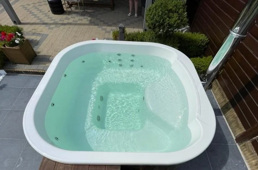 Wellnez-atelier-vierkante-hottub-geïntegreerde-houtkachel-maatwerk-ambacht