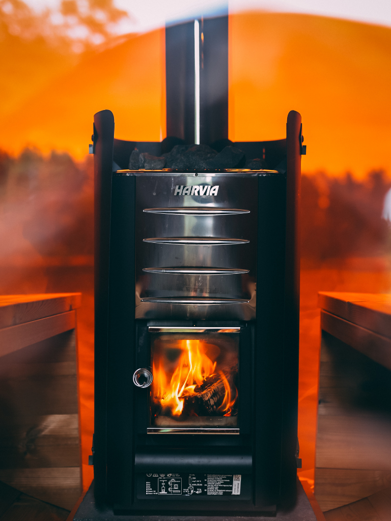 Wellnez-atelie-Barrelsauna-Camp-Grinsby-Houtkachel.png