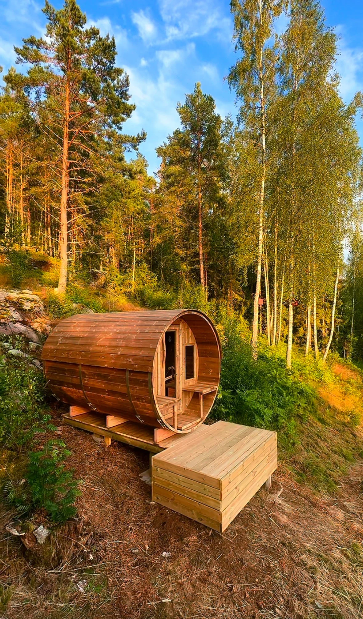 Een barrelsauna bovenop de zweedse rotsen