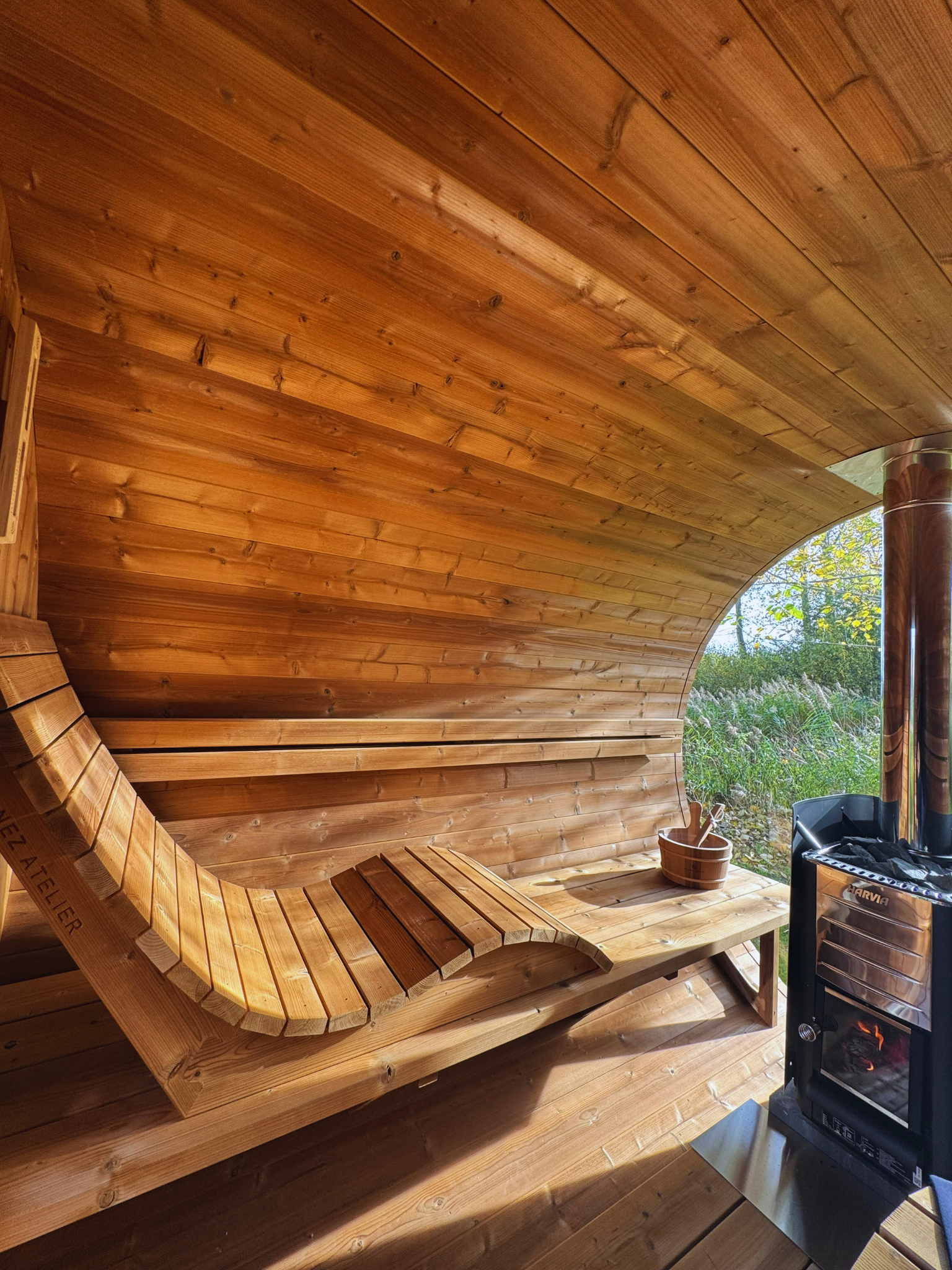 Wellnez-atelier-panoramische-barrelsauna-opmaat-met-ergonomische-zit.png