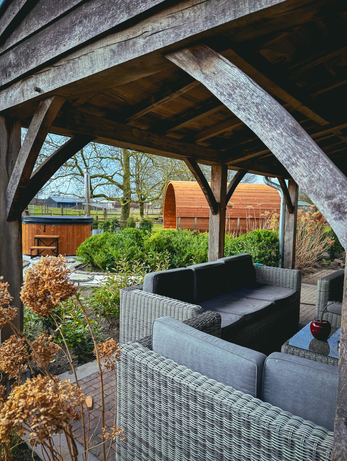 op maat gemaakte Barrelsauna en hottub door Wellnez Atelier bij b&amp;b De Rijcke Rust