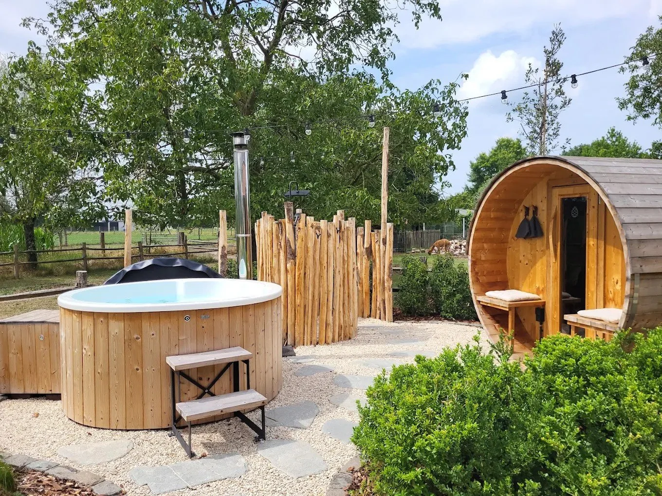 op maat gemaakte Barrelsauna en hottub door Wellnez Atelier bij b&amp;b De Rijcke Rust
