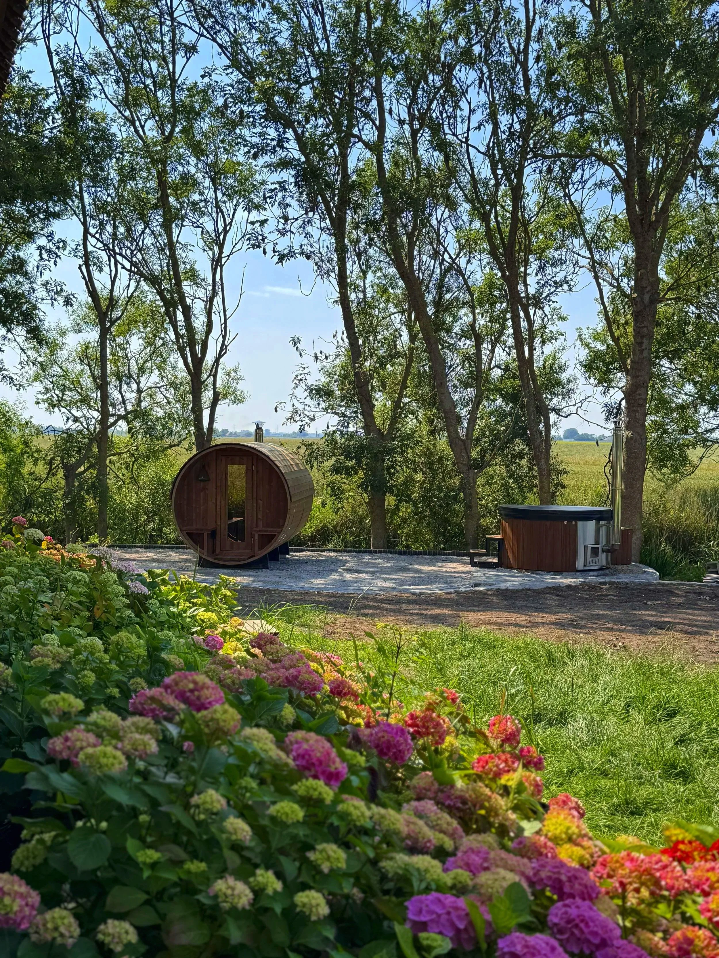 Barrelsauna en hottub aan zee
