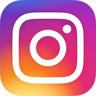 Instagram logo met een gradient oranje, roze en paars achtergrond en een witte camerahoes