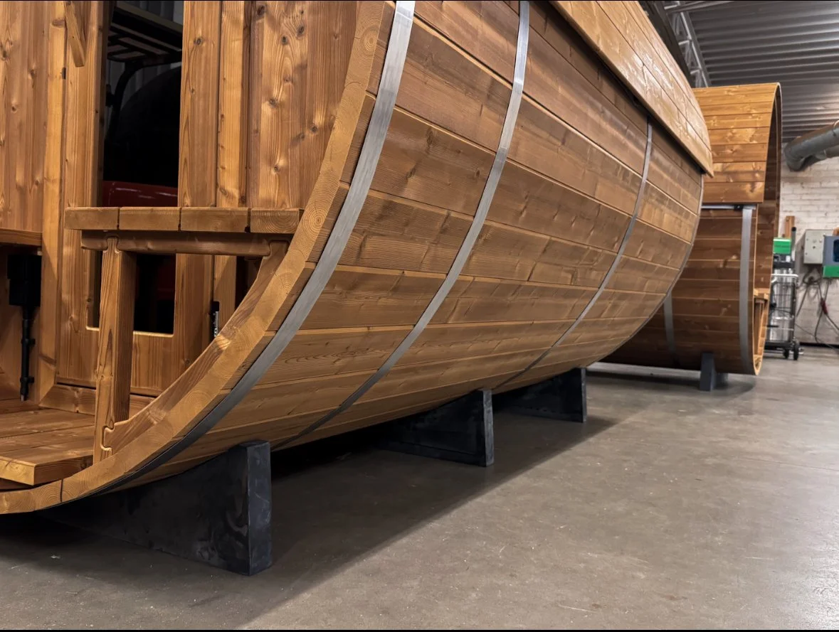 de rubbere fundering van een barrelsauna bij Wellnez Atelier