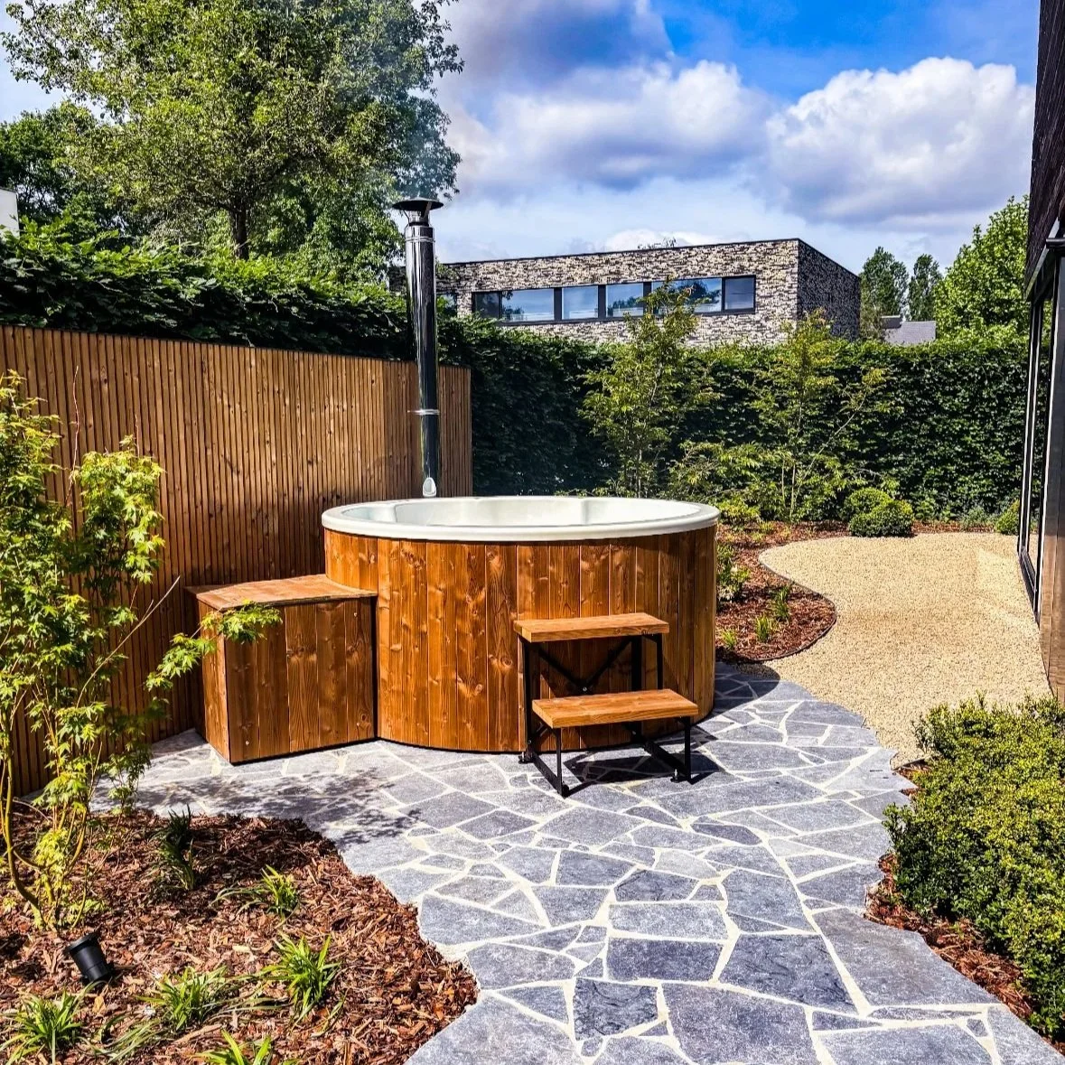 Wellnez atelier , hottub op maat bij tevreden klanten. 