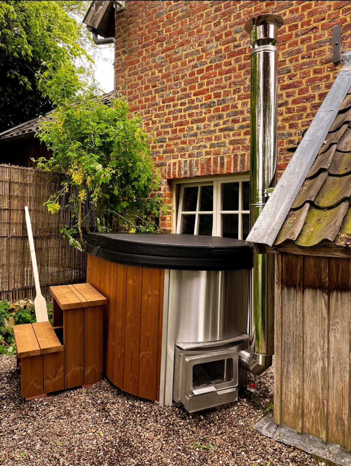 Wellnez-atelier-vierkante-hottub-geïntegreerde-houtkachel-maatwerk-ambacht