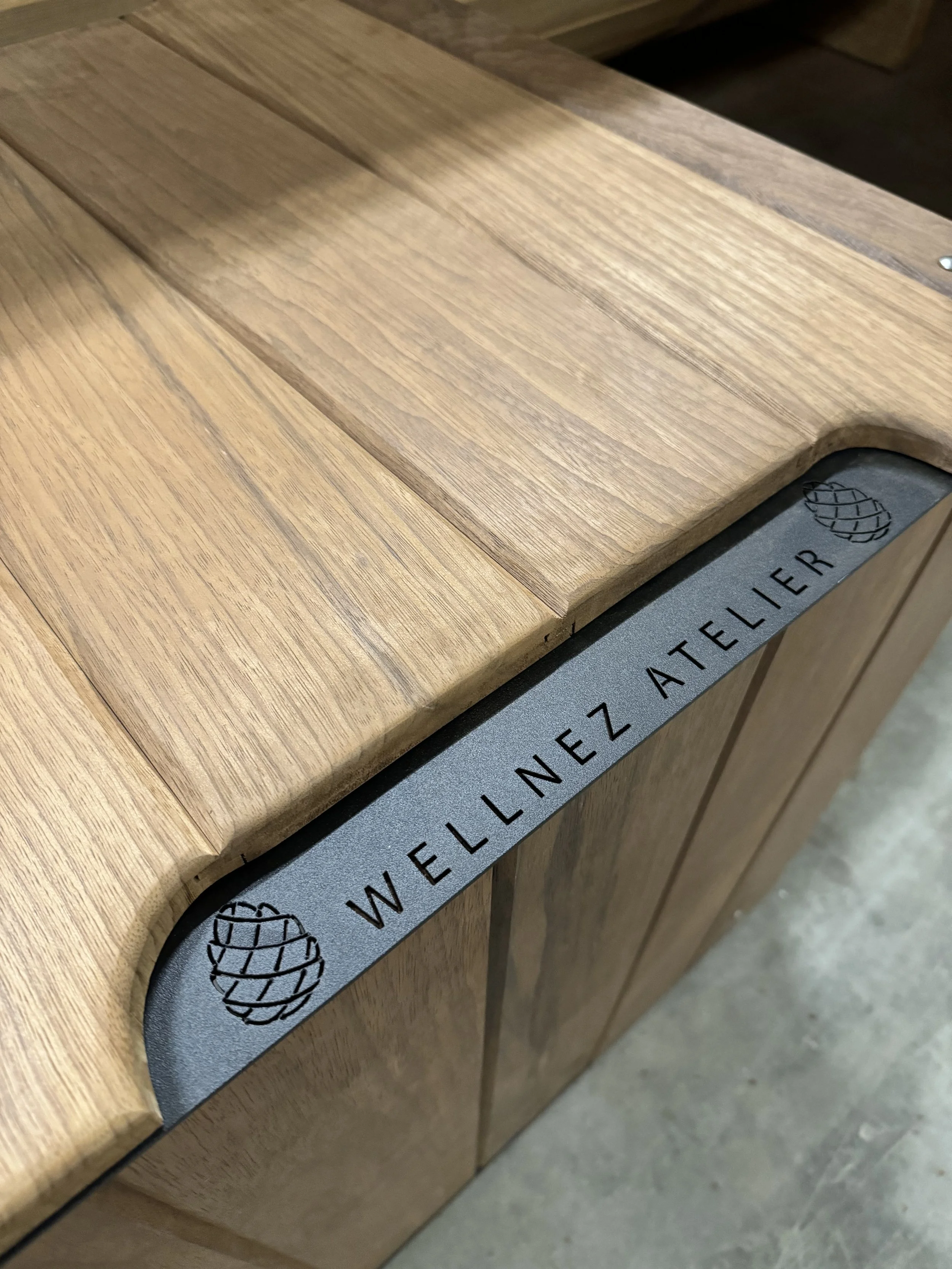 Wellnez-atelier-vierkante-hottub-geïntegreerde-houtkachel-maatwerk-ambacht