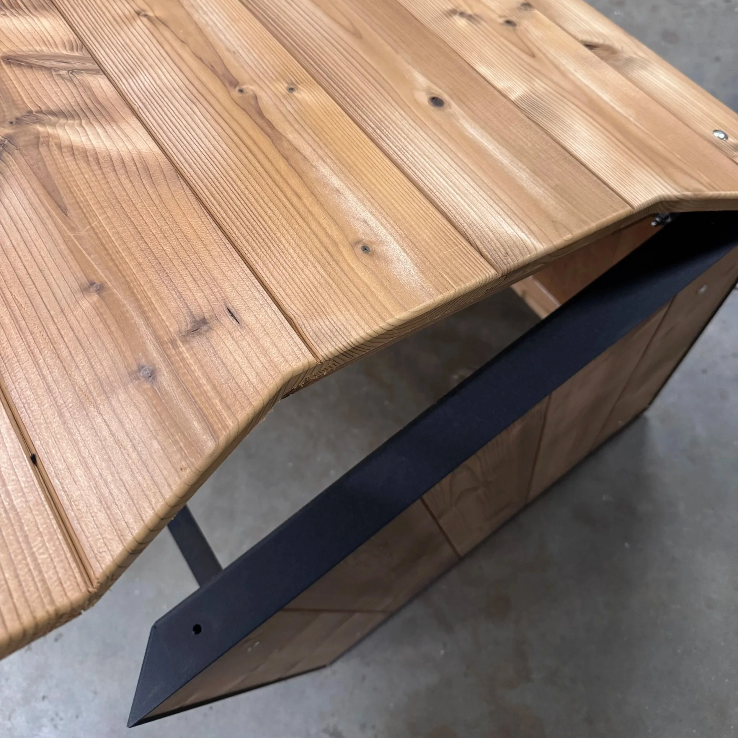 Een houten cover voor de filterinstallatie voor een hottub van Wellnez Atelier