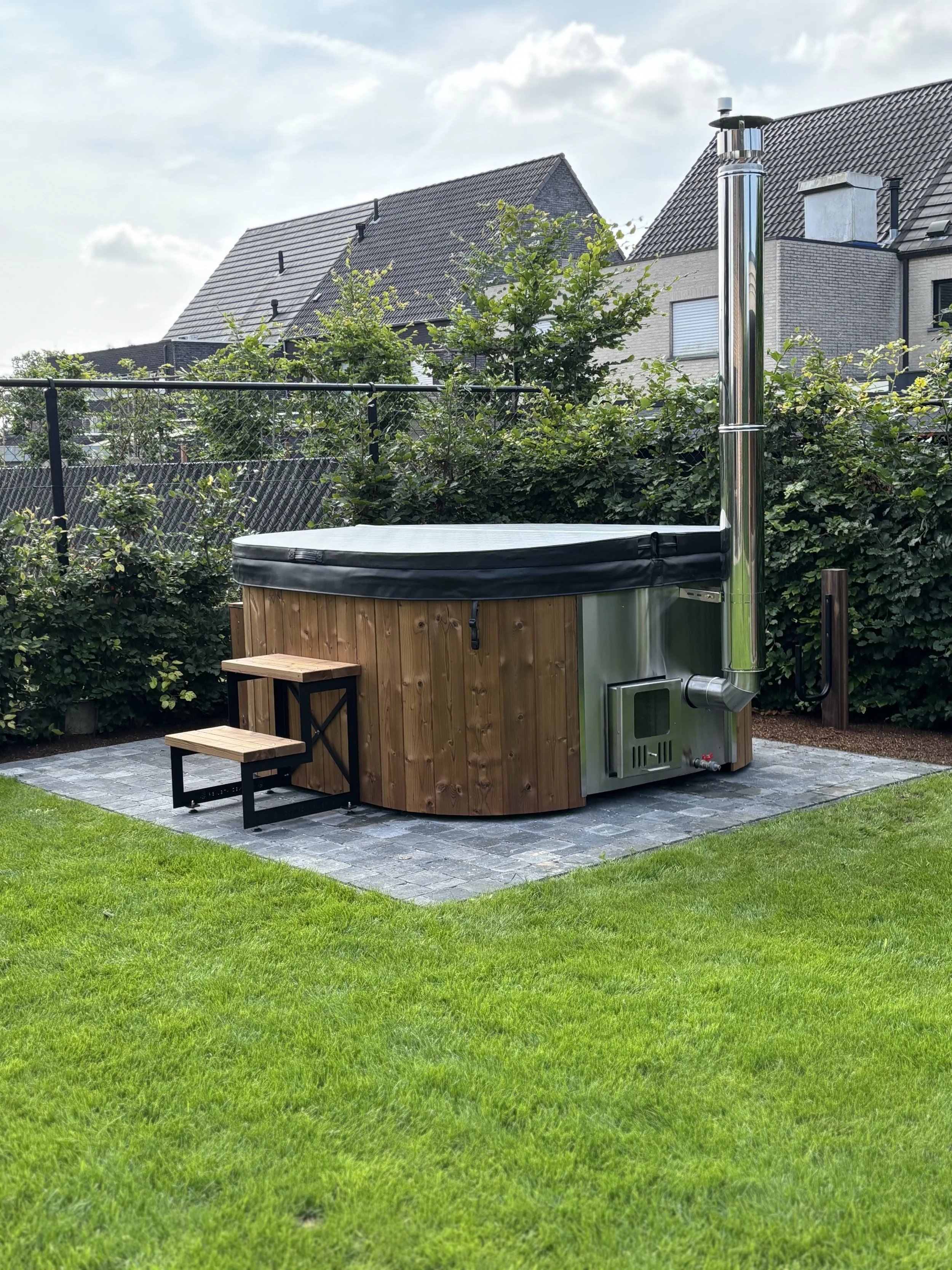 Wellnez-atelier-vierkante-hottub-geïntegreerde-houtkachel-maatwerk-ambacht