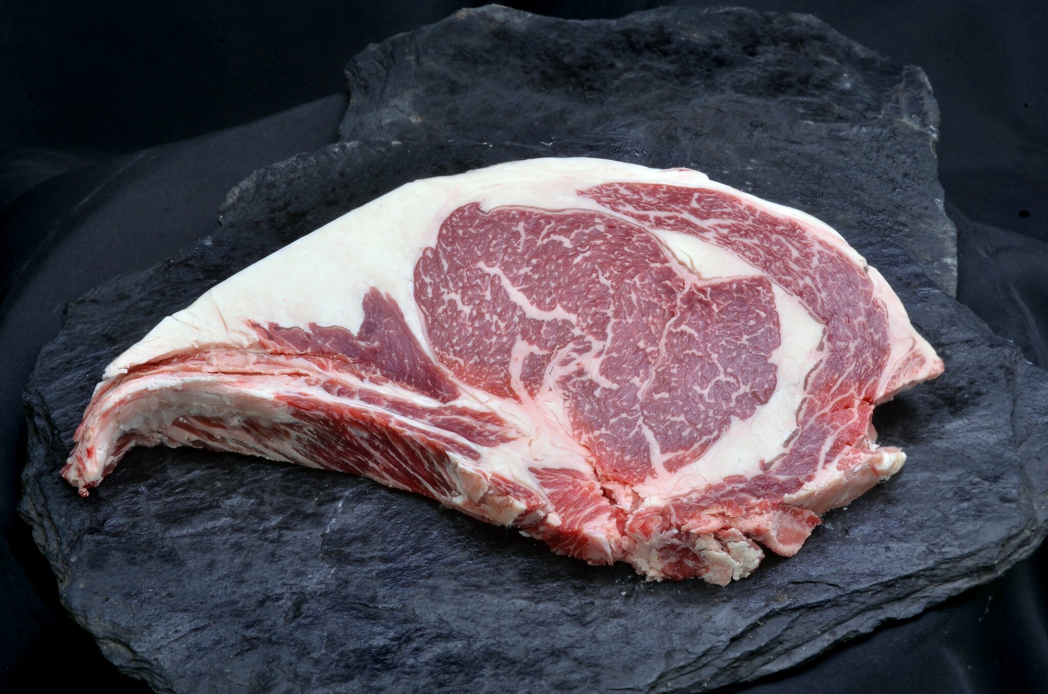 Quand il s'agit de steak, rien ne vaut une entrec&ocirc;te de boeuf Wagyu parfaitement cuite ! 🥩 Le marbrage de cette viande cr&eacute;e une texture fondante en bouche et une profondeur de saveur incomparable. Que vous pr&eacute;f&eacute;riez le fai