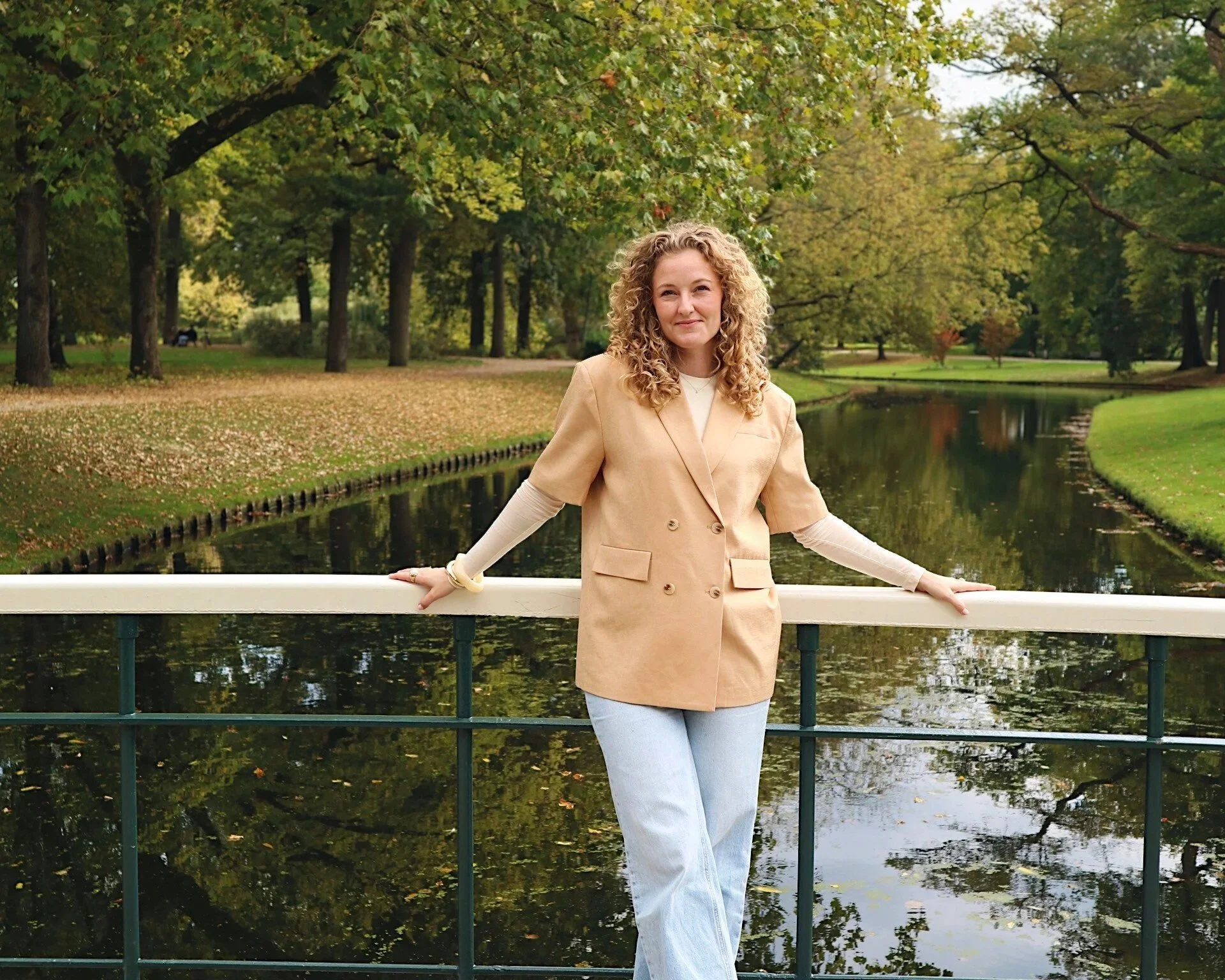 Kubuswoningen in Rotterdam tegen een blauwe lucht.