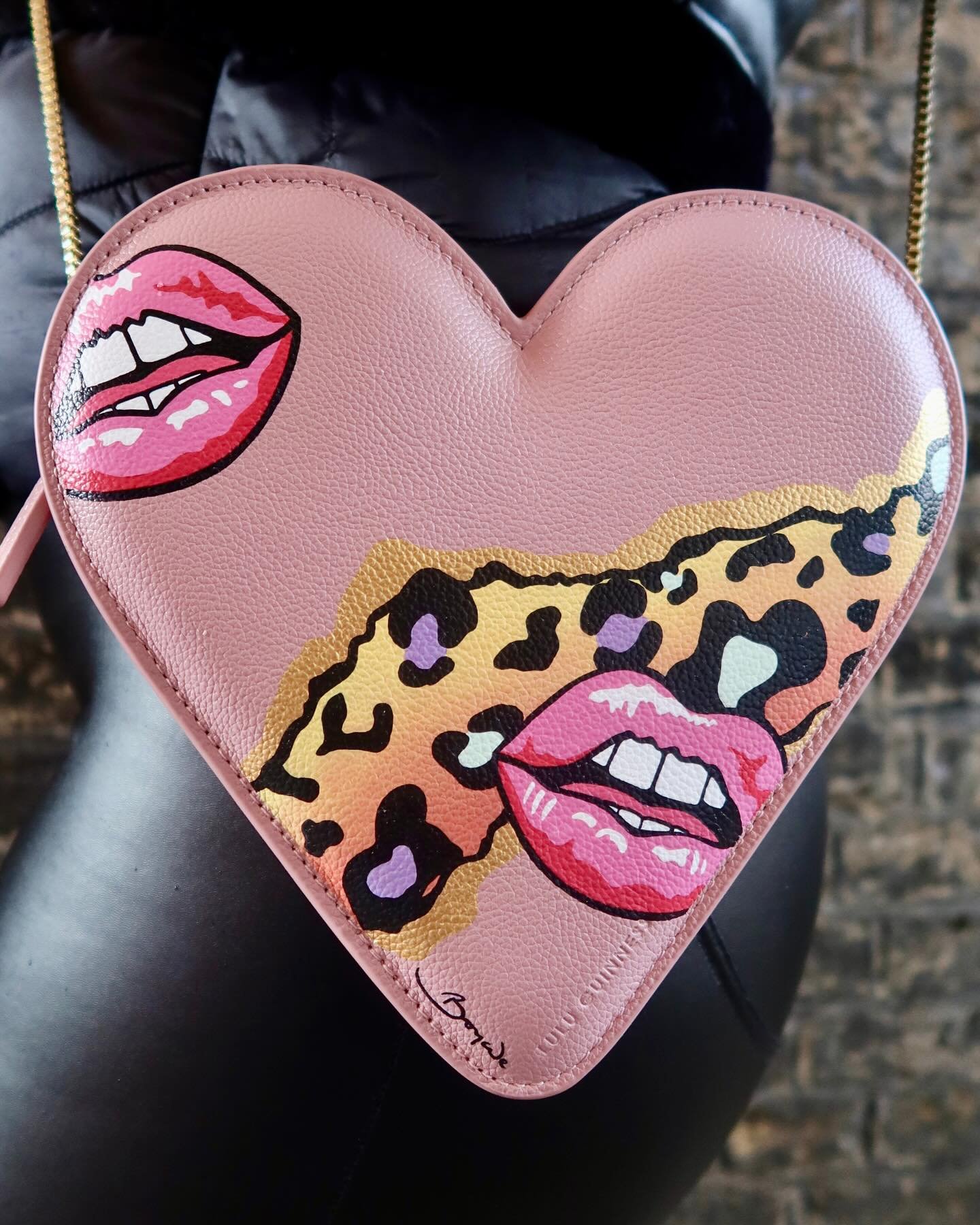 AVAILABLE FOR SALE - DM for Info &amp; Price
One of the latest creations by Boyarde🎨🖌️
The iconic @lulu_guinness heart bag reimagined with a pop art touch!

#popart #colorfulbag #uniquebag #custombag #customized #customfashion #luxurybags #handbagc