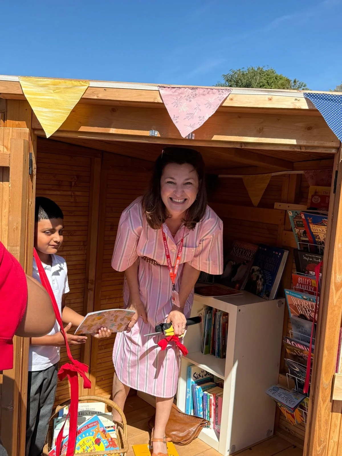 Last week I spent a sunny afternoon at Wantage CE Primary School where I had the honour of opening their fabulous new Reading Shed for Key Stages 1 and 2, as well as doing a reading of my new book for the children starting reception in September ☺️

