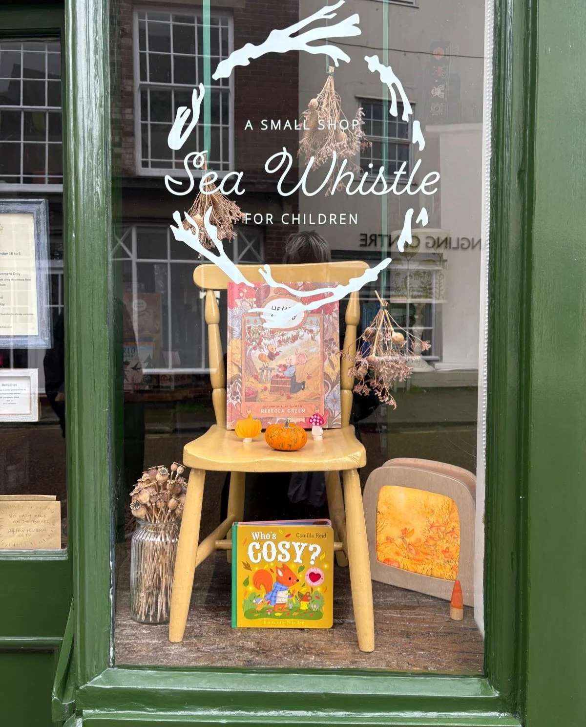 Is it just me, or is anyone else feeling like it&rsquo;s time to get cosy? 🍄🐿️💛🍃🐭☔️
@nilaaye 

(Thanks to @sea_whistle in Hastings for another lovely window and to my spy on the ground, @carly_gledhill for the pic 🙏)