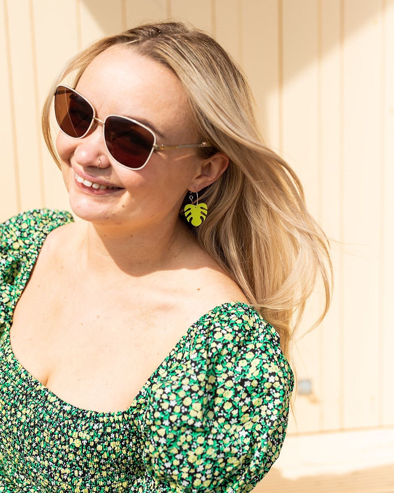 Making the most of sunglasses,  sundresses and summer brights statement earrings before snuggly jumpers and autumnal accessories creep in ☺️🥹
.
.
.
#summer #September #statementearrings #monstera #leaf #earrings #handmadejewellery #green #girlboss #