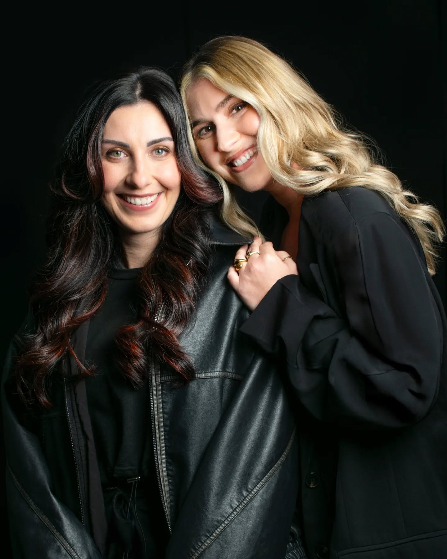 Some mighty fine blends
New Looks @kapsalonvibes
Modellen @antine91 @amberagterhuus
Haar @compagneesmee
Make-up @joycepietrzakmuah
Fotografie @jane.dinmohamed via @storyland.of.stars
#beautyshoots #hair2025 #beautyportraits #hairshoot