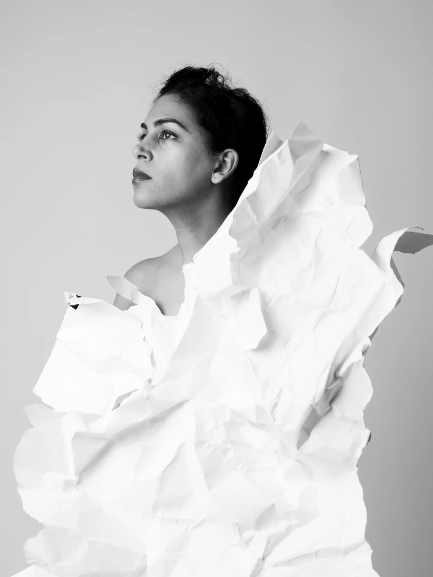 Kreukels 

Mijn zicht 
Niet zelden ontnomen
Bij vlagen van zwaarte 
Tijden van dromen

Hard vloeiend
Groot klein
Diep oppervlakkig 
Kreukelig als jullie zijn

Samen aanwezig
Een pact, zichtbaar zwijgend
Mijn kreukels en ik
onuitgesproken blijvend

Co