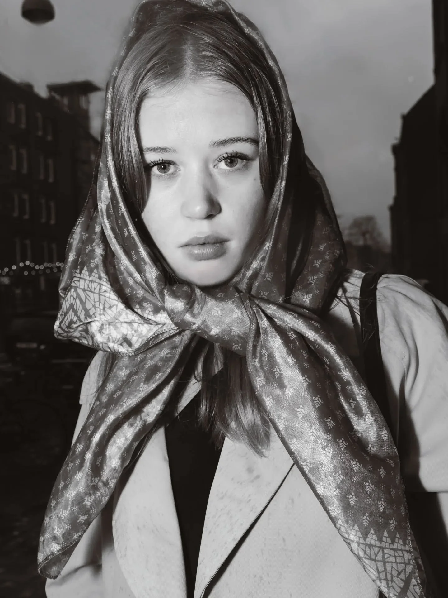 A film in noir

Model @tessuzanne 
Direction, styling &amp; fotografie @storyland.of.stars 

#modeshoot #fashionphotoseries