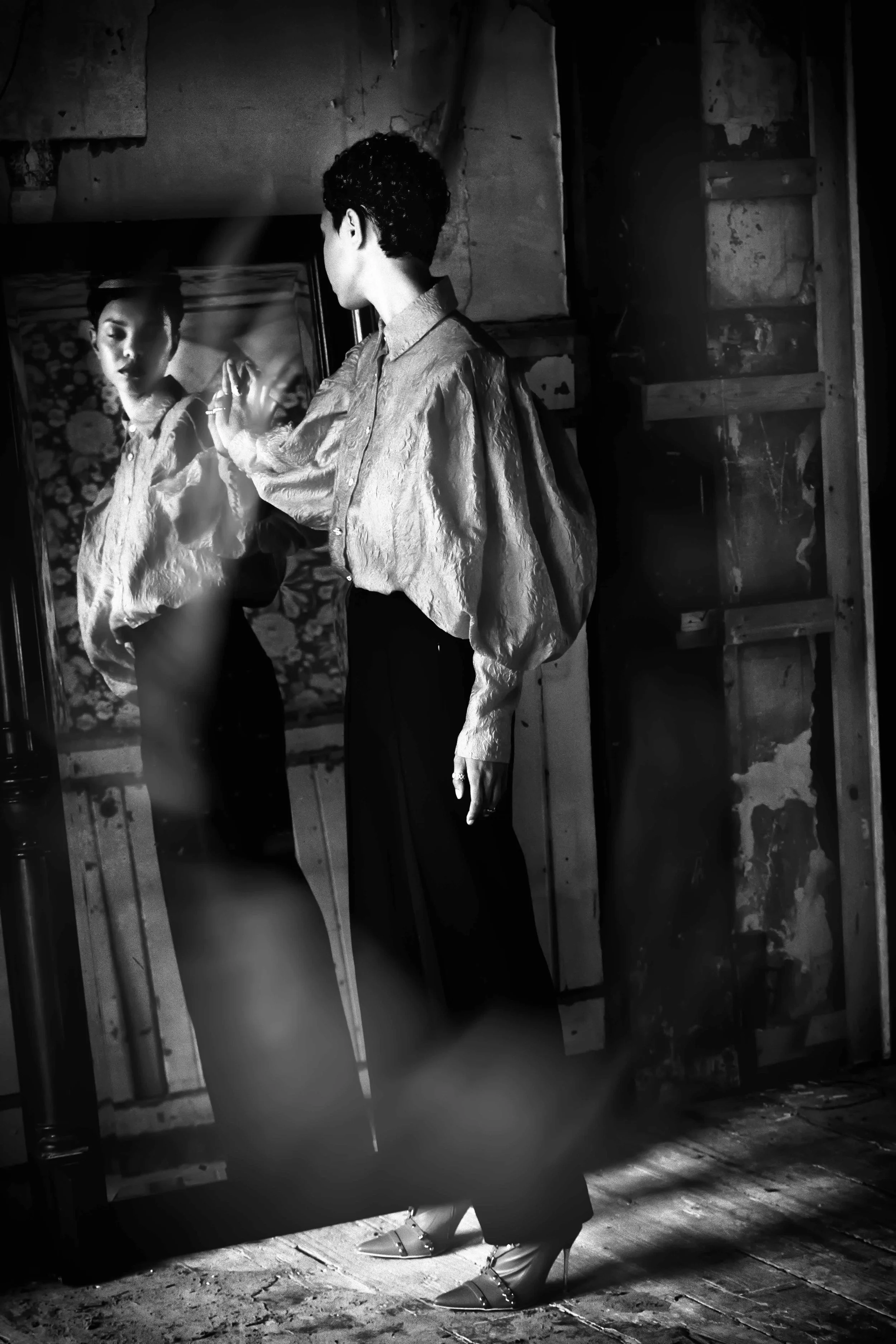 Modefotografie in zwartwit, modeshoot op locatie in oud pand
