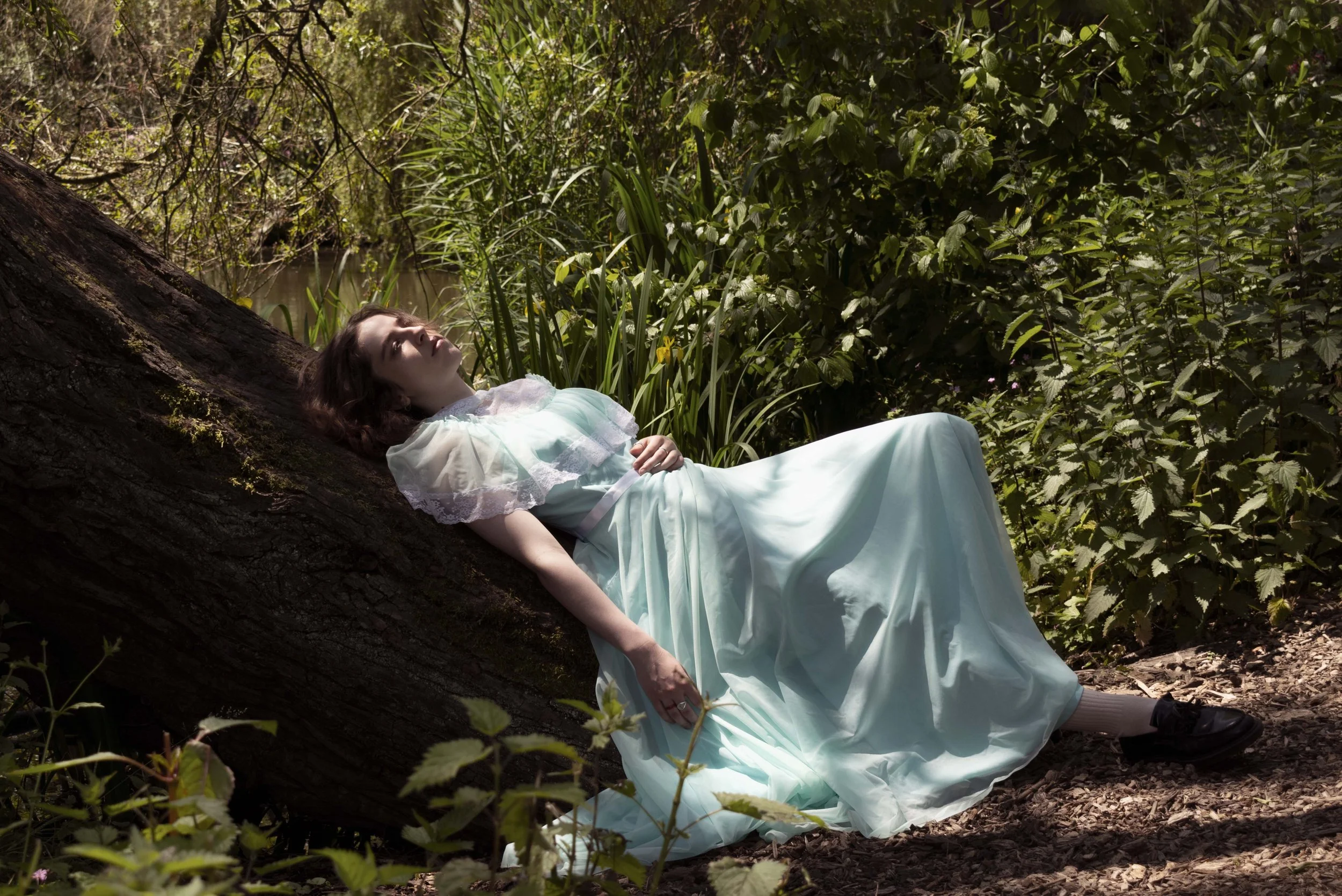 Modefotografie buiten in bos. Dromerige modefoto