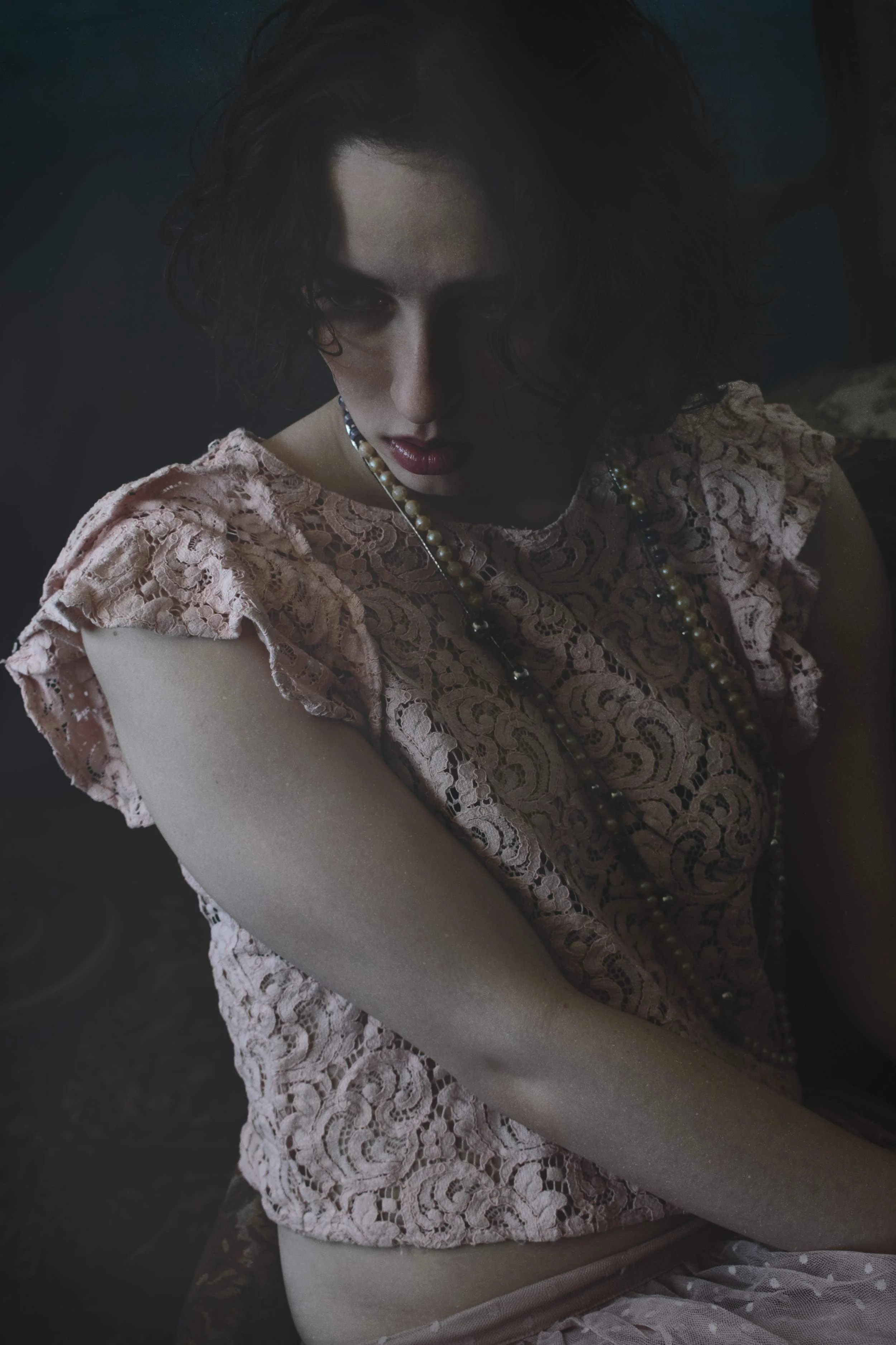 Modefoto in de studio in Lelystad, donkere sfeer