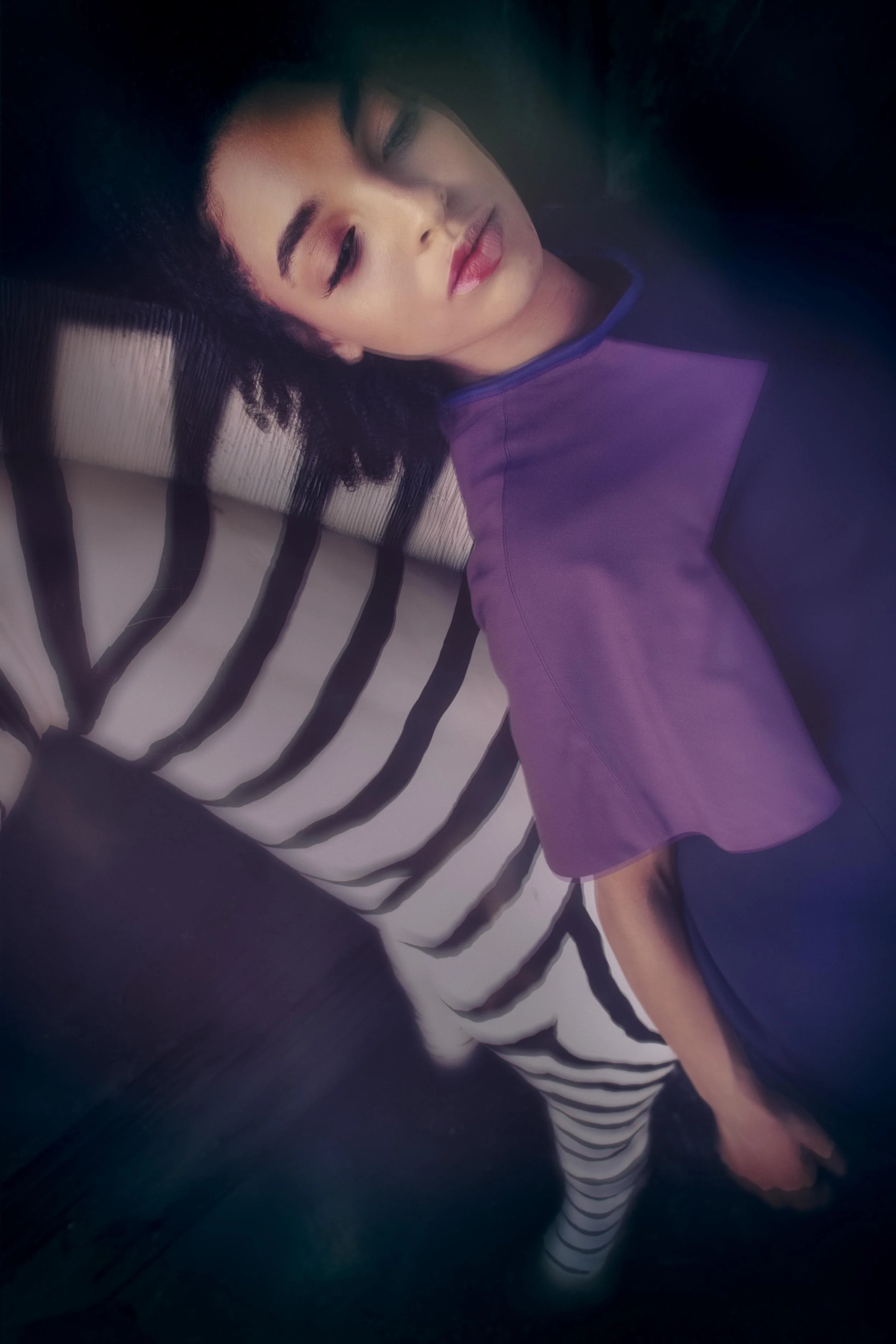 Modefoto met donker model op locatie