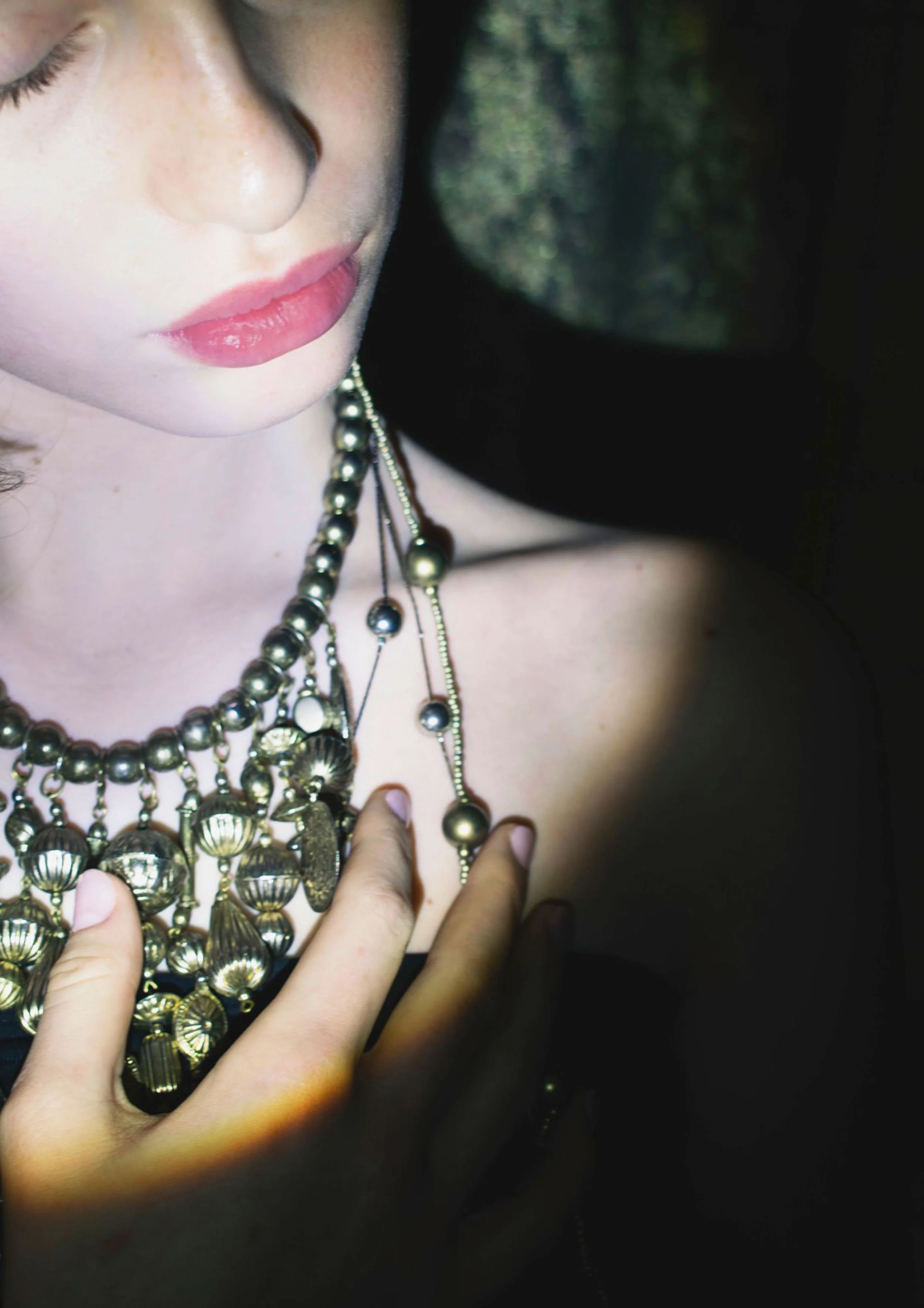 Modisch portret op locatie, veel contrast en emotie