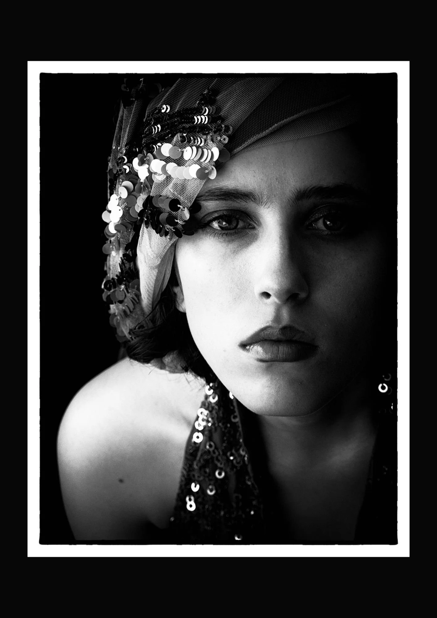 Fashionportrait black-and-white in studio