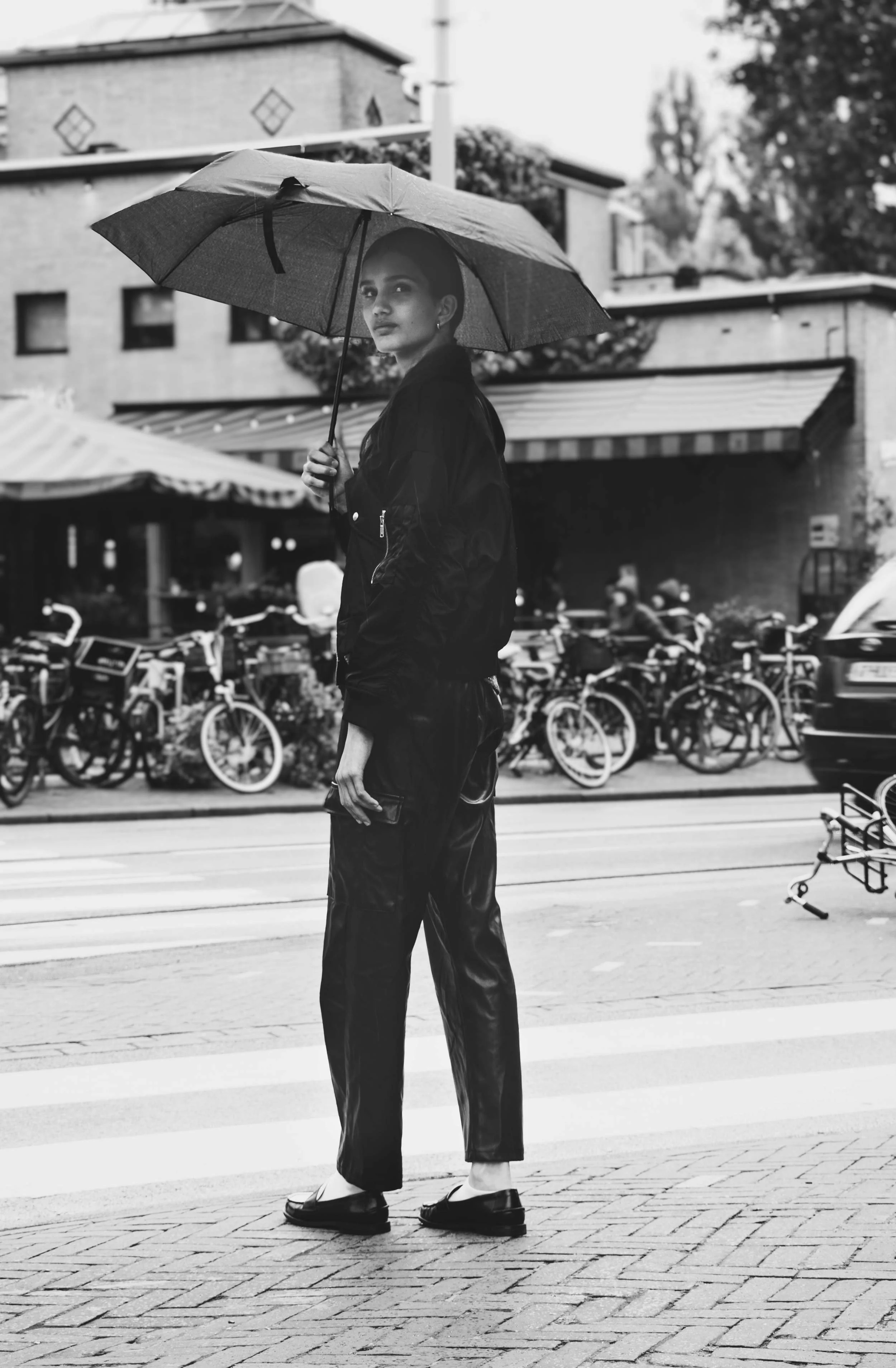 Modeshoot buiten in zwart-wit