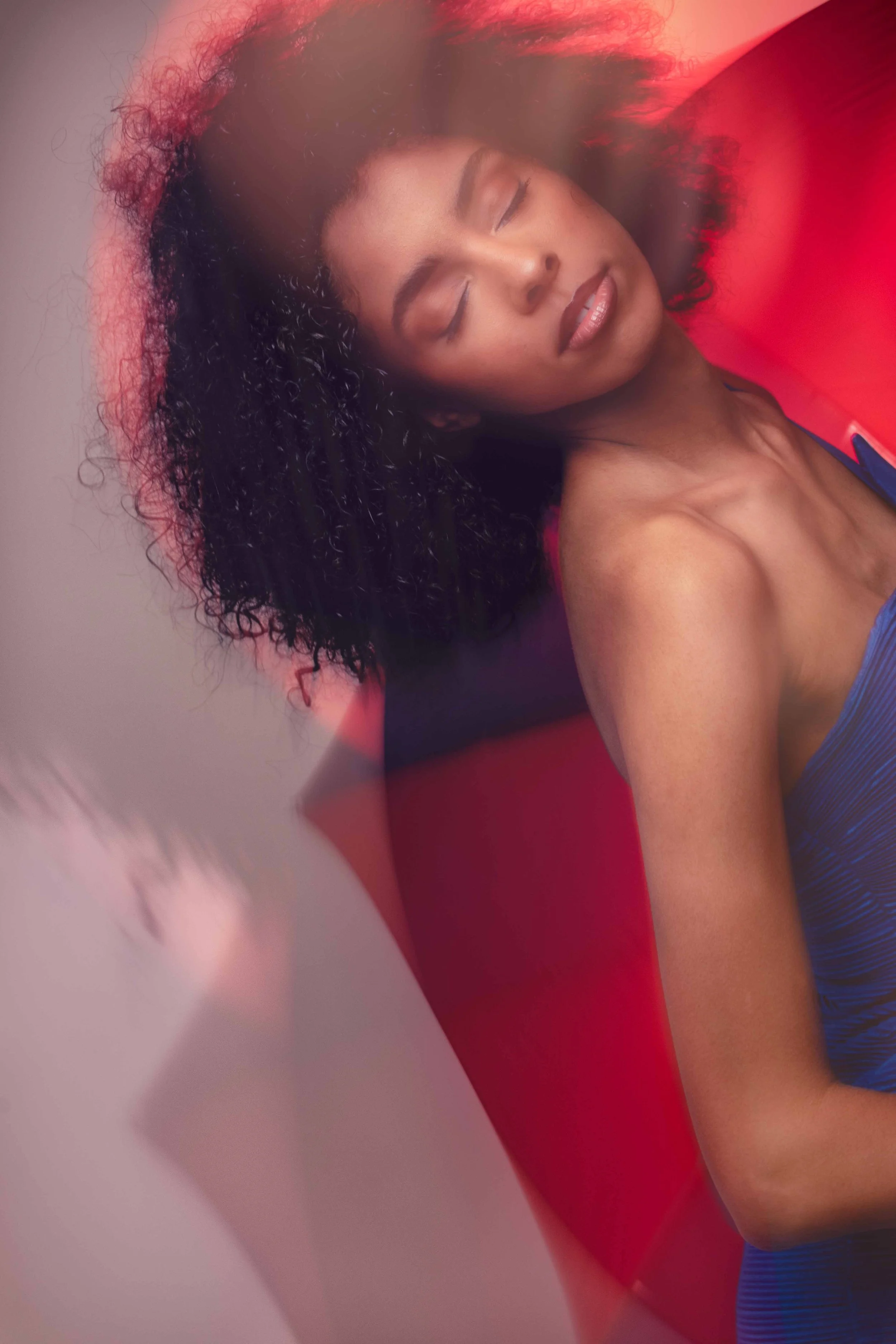 Modeportret in de studio gekleurd licht, donker model.