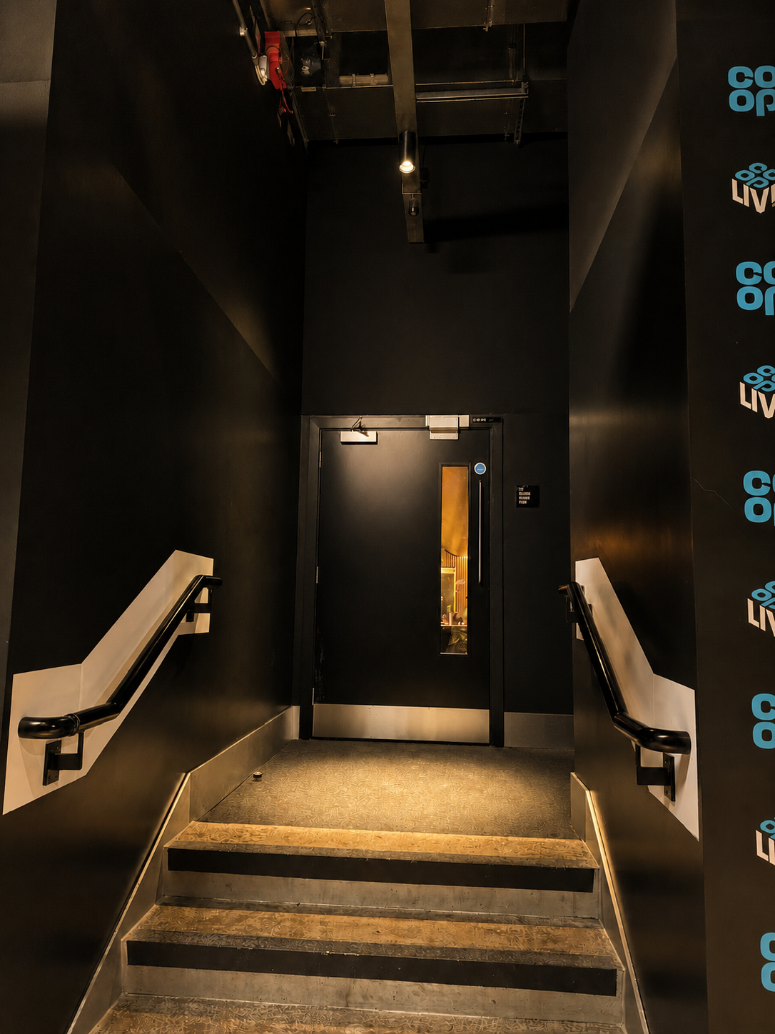 LumiAdd_Co-op Live_Backstage_Corridor_3.png