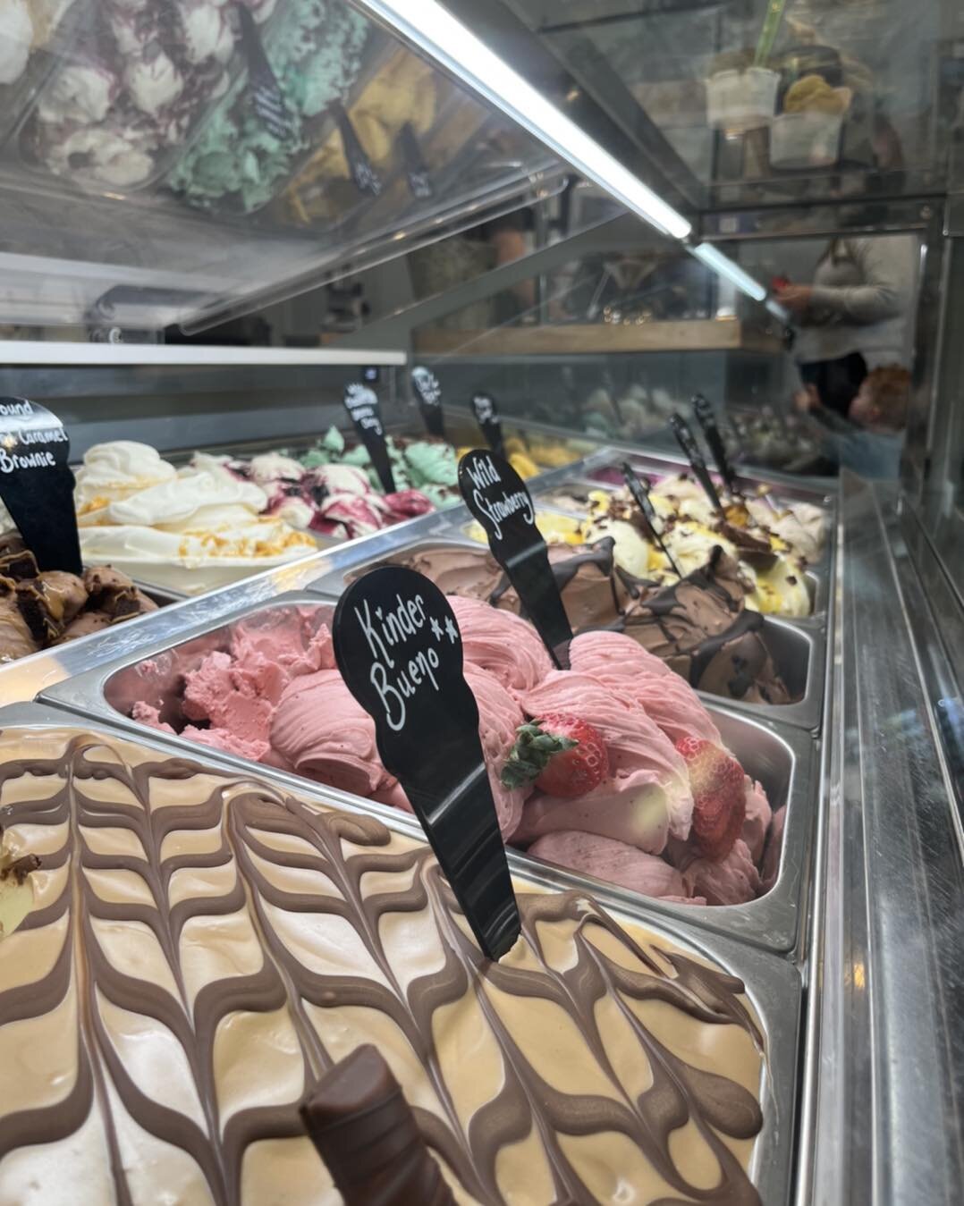 The weekend is here 🙌

Scoops upon scoops of ice cream ready for you! 

We have so many options to try 😋

We&rsquo;re open 12-5.30 today! 🍦🍦