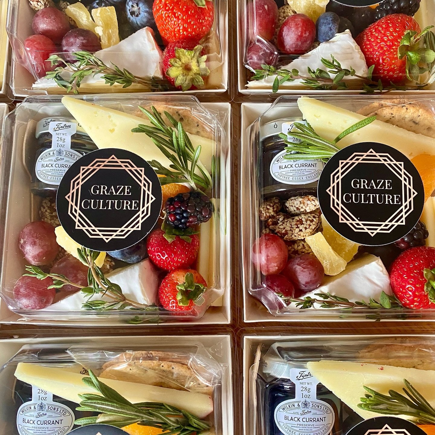 LE PETIT, aka Wine-tasting ready 🍷🧀

Thank you for including us in your amazing home events! We absolutely love adding little edible touches like these Petite cuties loaded with the freshest goodies to give you something to pair with the fine Cali 