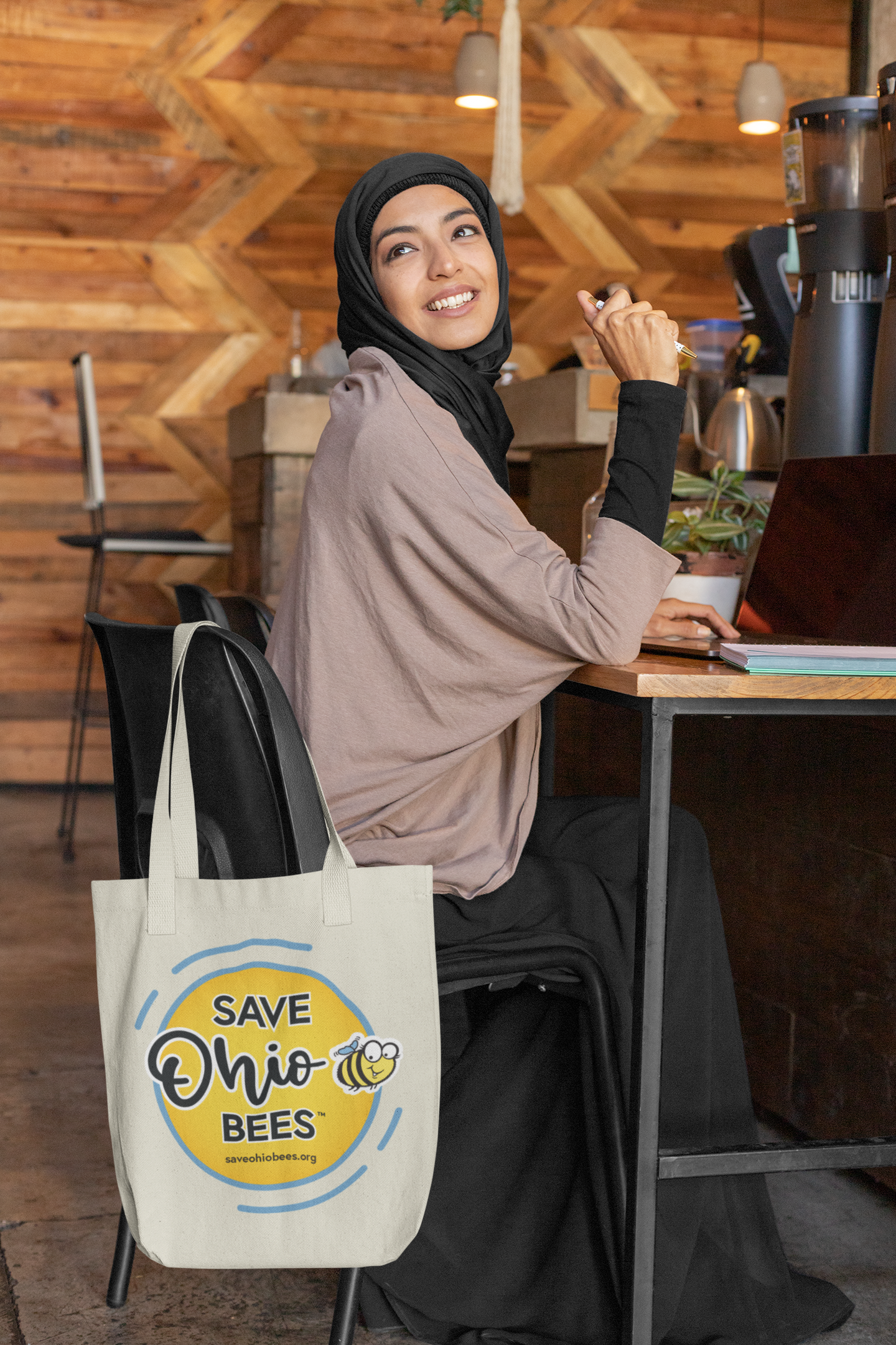 Tote_woman-in-hijab-at-a-cafe.png