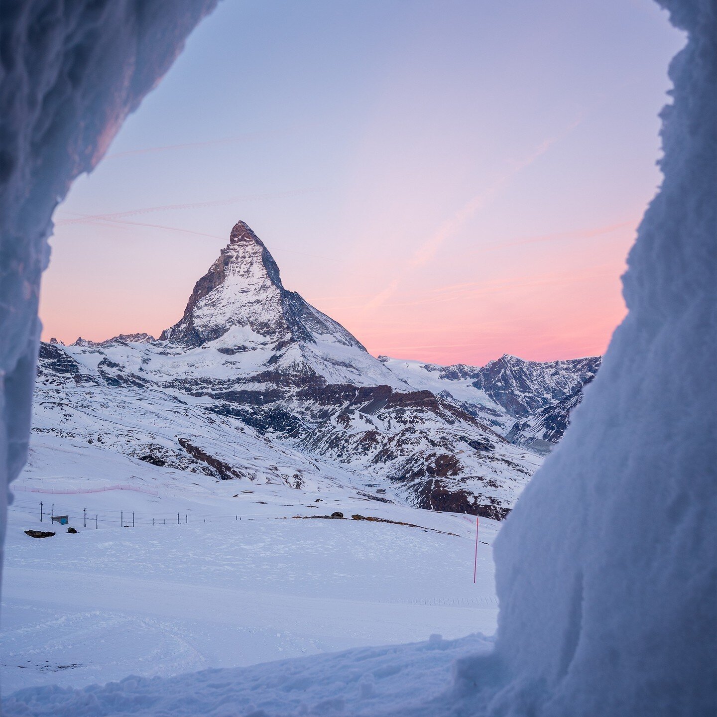 Haben Sie schon einmal die Sonne &uuml;ber dem Matterhorn in Zermatt aufgehen sehen? Es ist ein unvergleichliches Erlebnis. Besonders wenn man die Nacht in einem Iglu verbracht hat und dann den perfekten Spot f&uuml;r den Sonnenaufgang geniessen konn