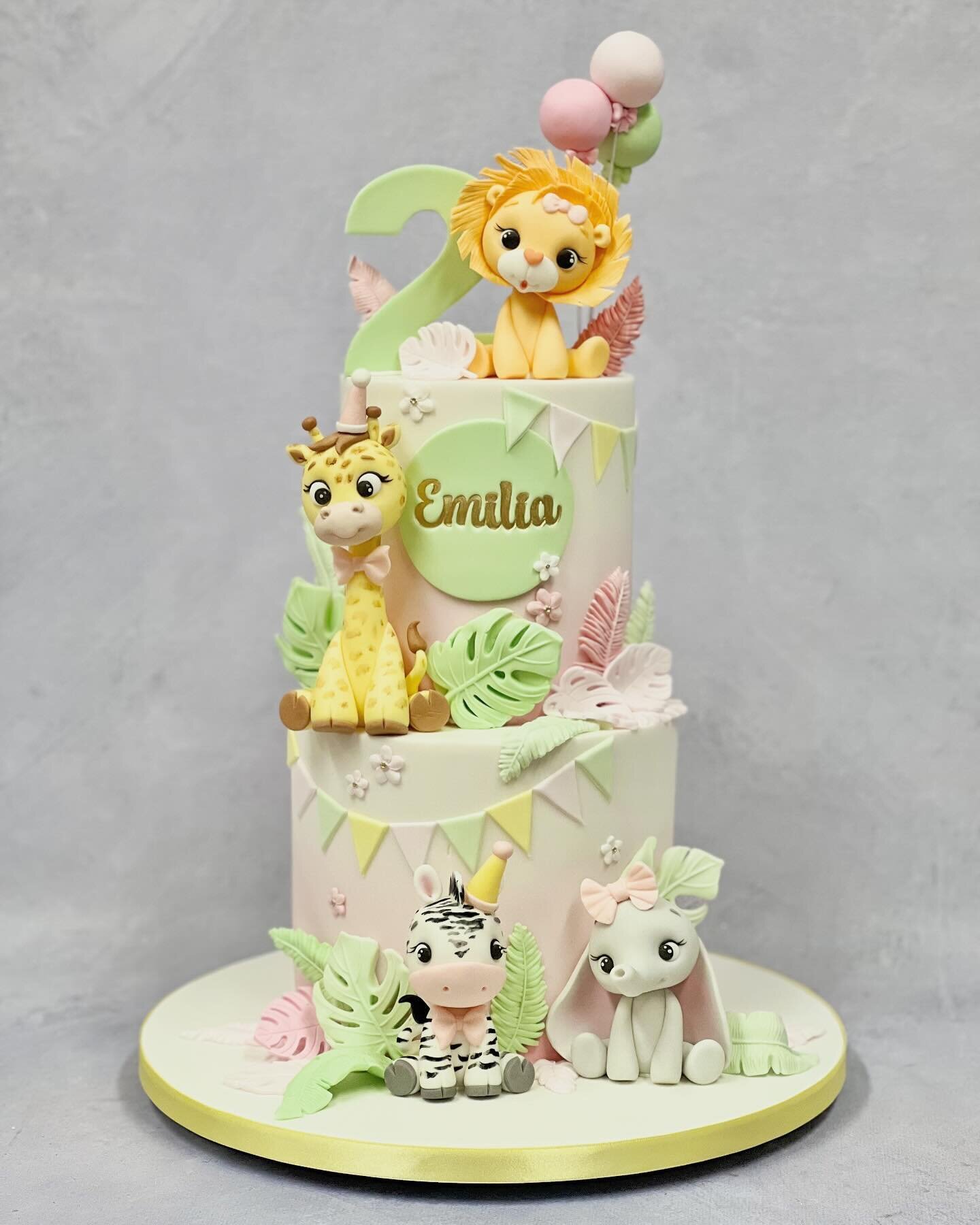 Another cute safari themed cake. Perfect for a little one&rsquo;s birthday 💛💚🩷🤍

.
#cake #cakeart #safaricake #birthdaycake #babybirthdaycake #childrensbirthdaycakes #birthdaygirl #birthday #birthdayparty #safaricake #babyanimals #cutecake #luxur