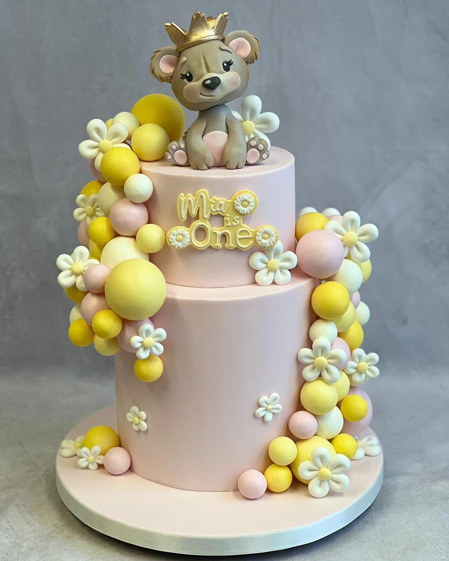 The perfect colour combination for this time of year 💛🩷🤍

This super cute cake was made for a first birthday celebration. Swipe to see matching cookies.

Event by @bolteeventdesign

.
#cake #cakeart #birthdaycake #firstbirthdaycake #childrensbirth